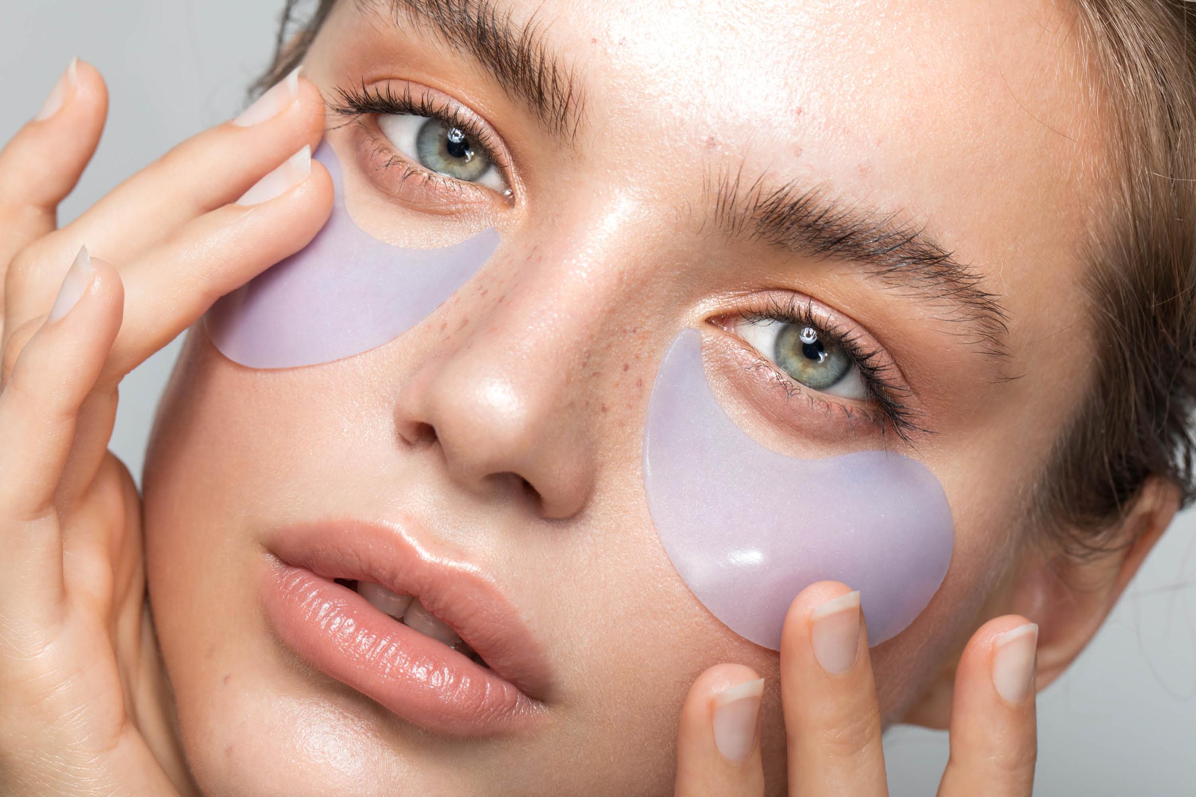 Heräsitkö silmät turvonneena? Nämä neuvot ja tuotteet auttavat silmäpusseja pienenemään nopeasti