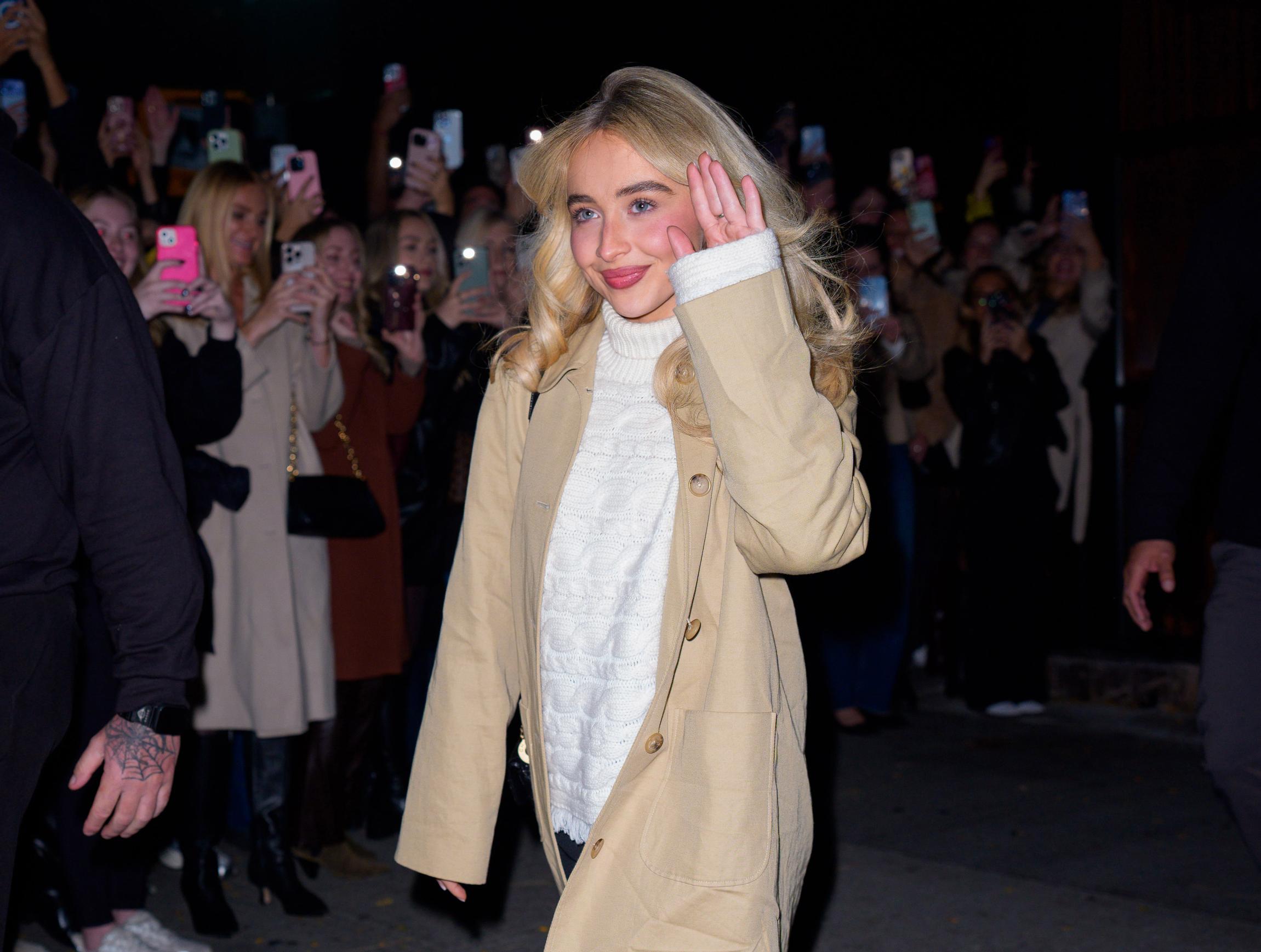 Ysäriltä tuttu muotoilulaite on noussut taas suosituksi, ja se sopii erityisesti ohuttukkaiselle – 5 kiinnostavaa laitetta eri budjeteille