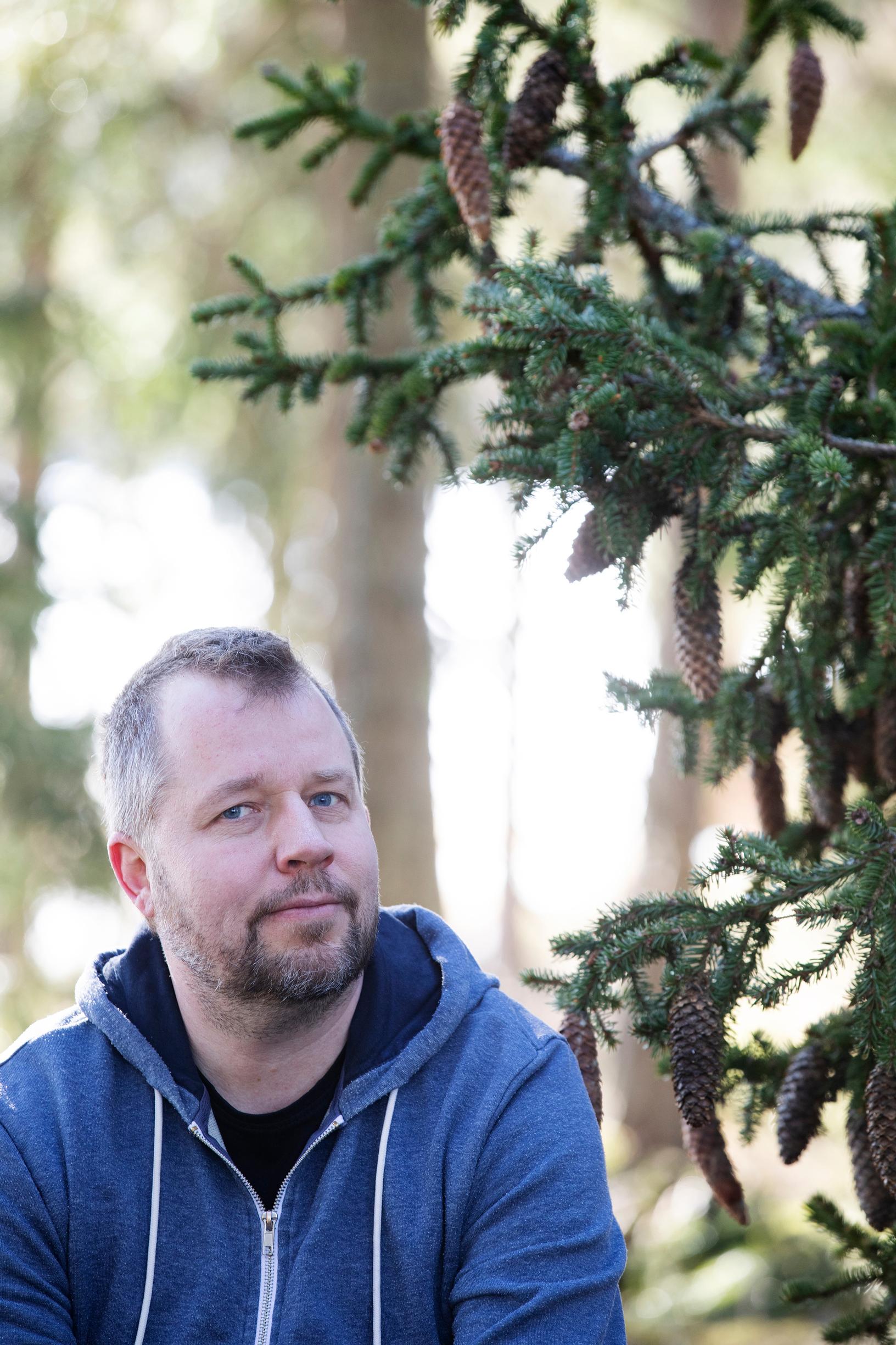 Ystävän vitsin mukaan joogaopettaja Jouni Hallikainen nukuttaa ja itkettää ihmisiä ammatikseen: ”Työni on avannut silmäni sille, miten stressaantuneita ja väsyneitä kaikki ovat”