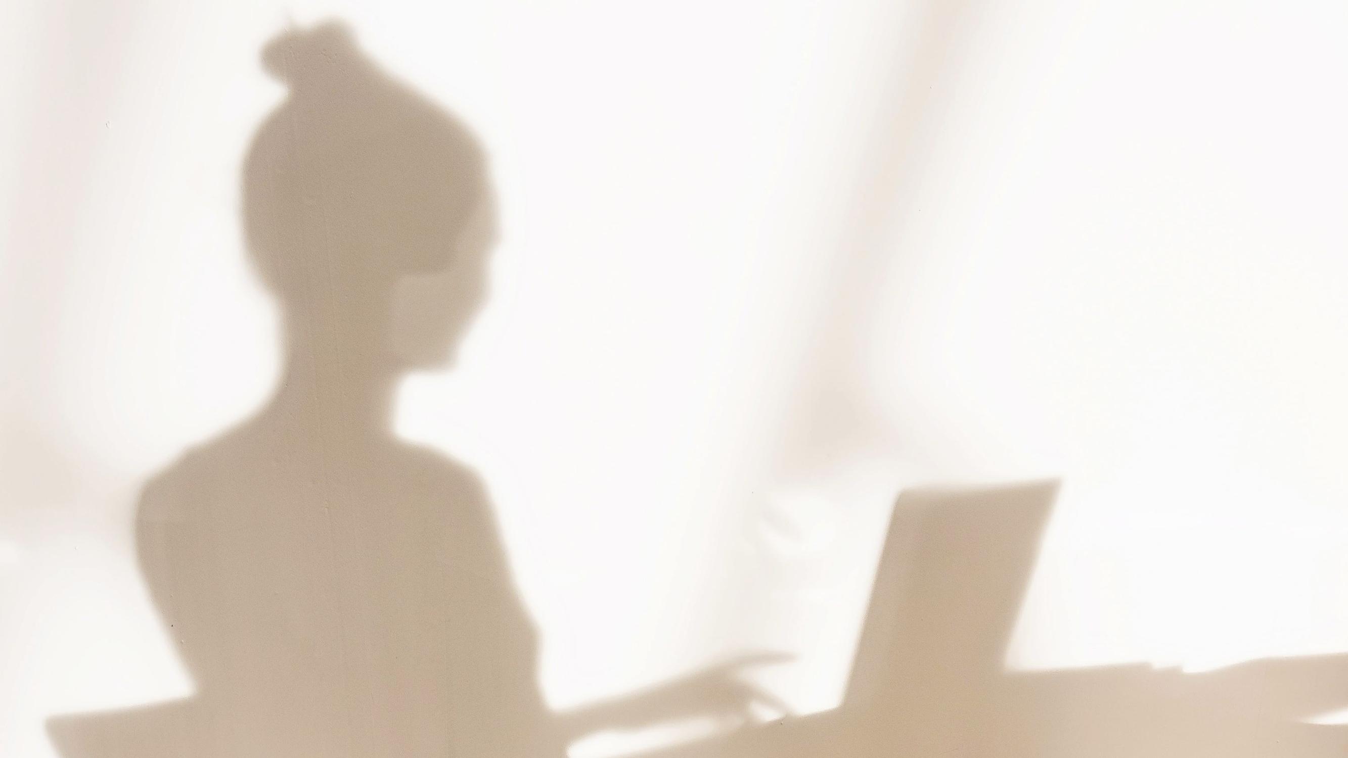 Vaikeneminen lisää pelkoa: ”Usein joku hyötyy siitä, että asioista ei puhuta”