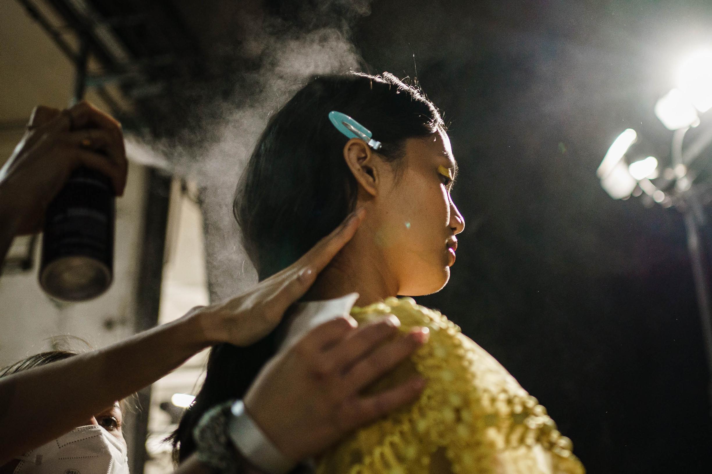 Kuiviin hiuksiin suihkutettava rakennesuihke on täydellinen tuote hennolle tukalle – tässä parhaat purkit eri tarpeisiin