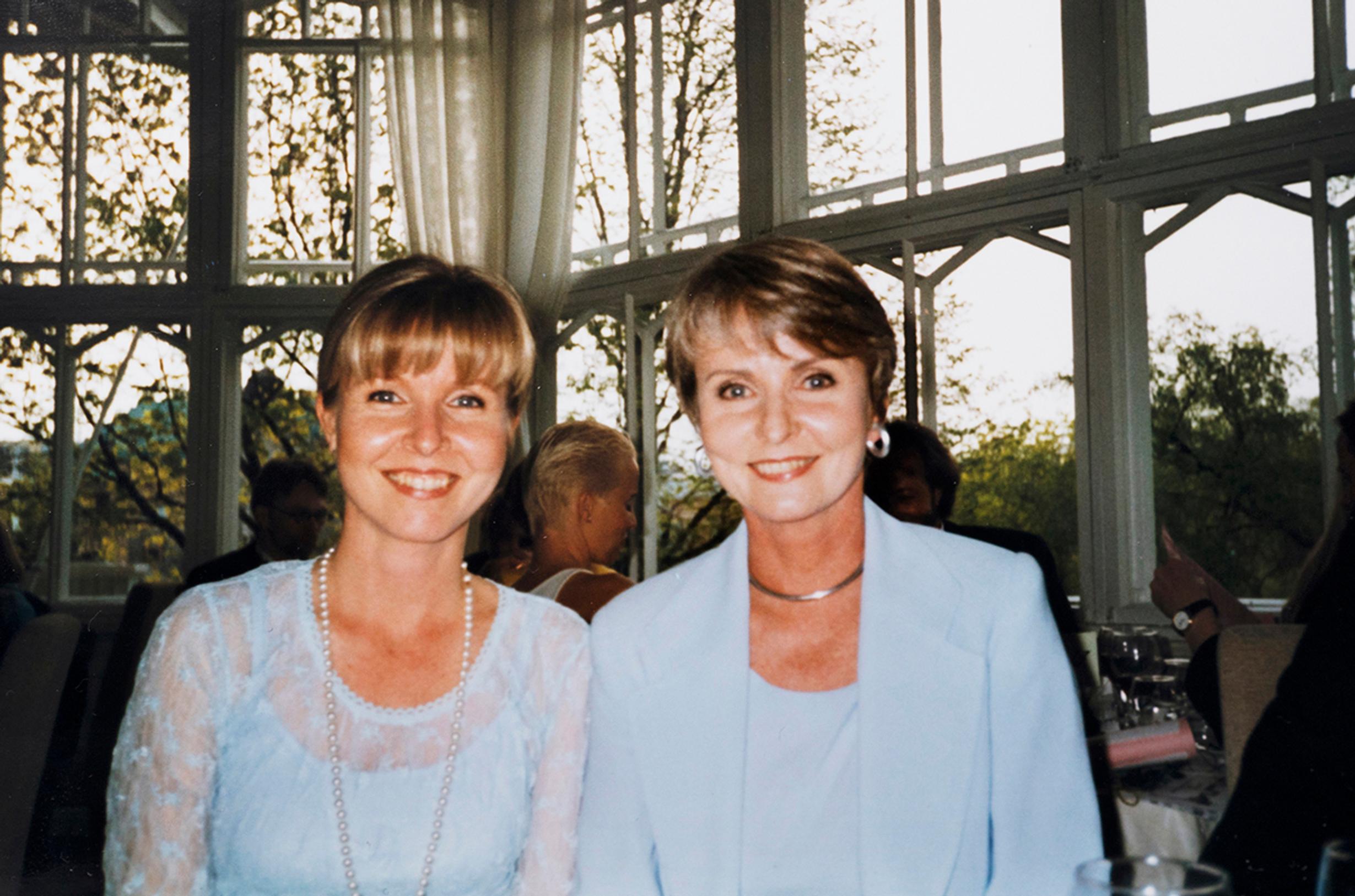 Hanna ja Marjatta valitsivat toisistaan tietämättä samansävyisen asun hääjuhlaan 1999. Vuotta myöhemmin he tutustuivat toisiinsa kunnolla.