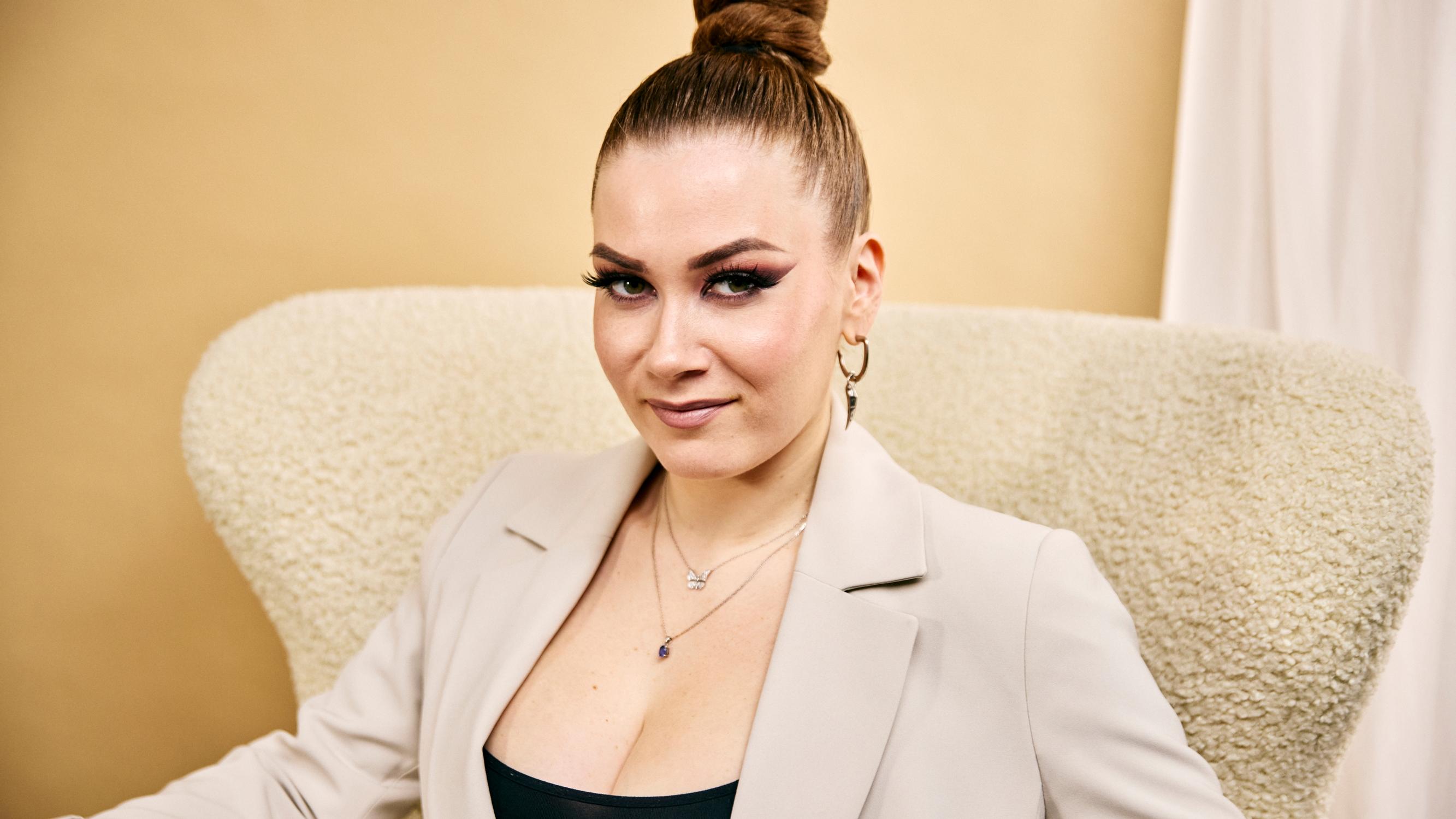 Laulaja Bessillä oli nuorena vaikeita iho-ongelmia – tällä erikoisella juomalla hän aloittaa nykyään aamunsa