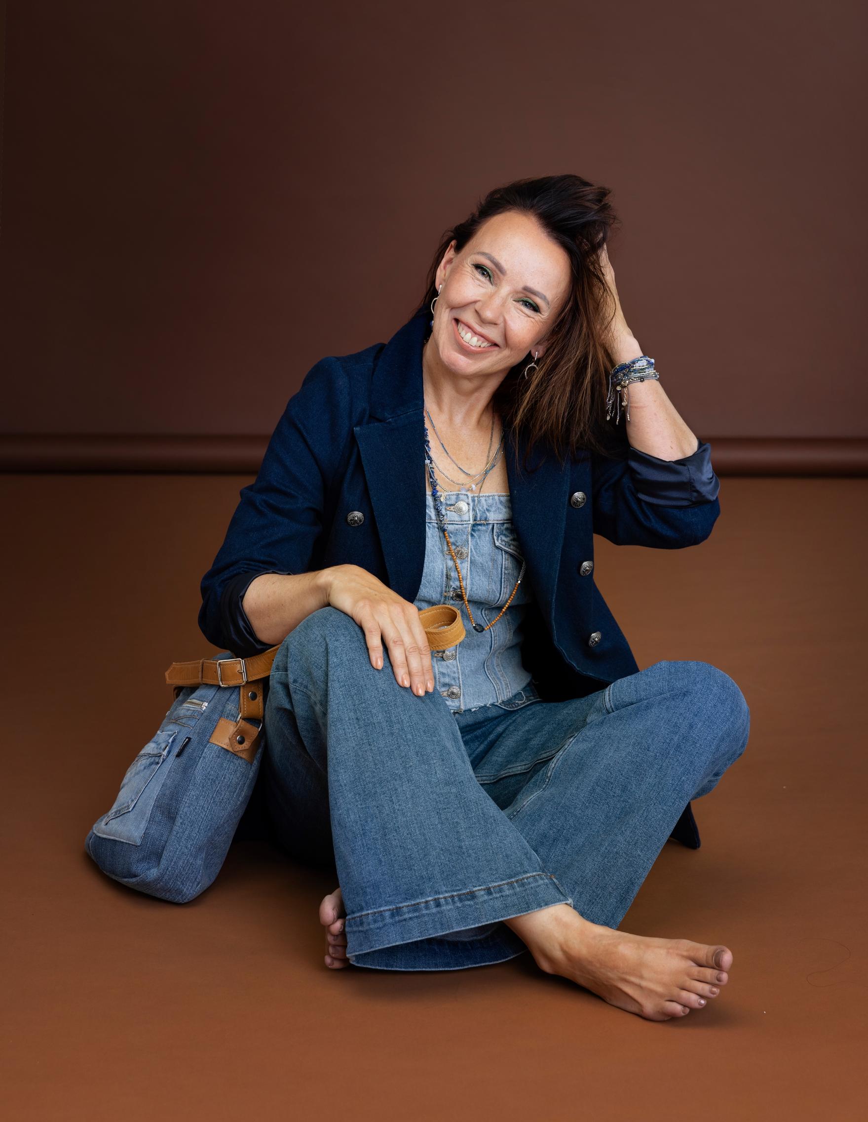 Toimiston uudet tähdet ovat tässä! Rento ja persoonallinen työtyyli syntyy farkusta, paljeteista ja voimaväreistä