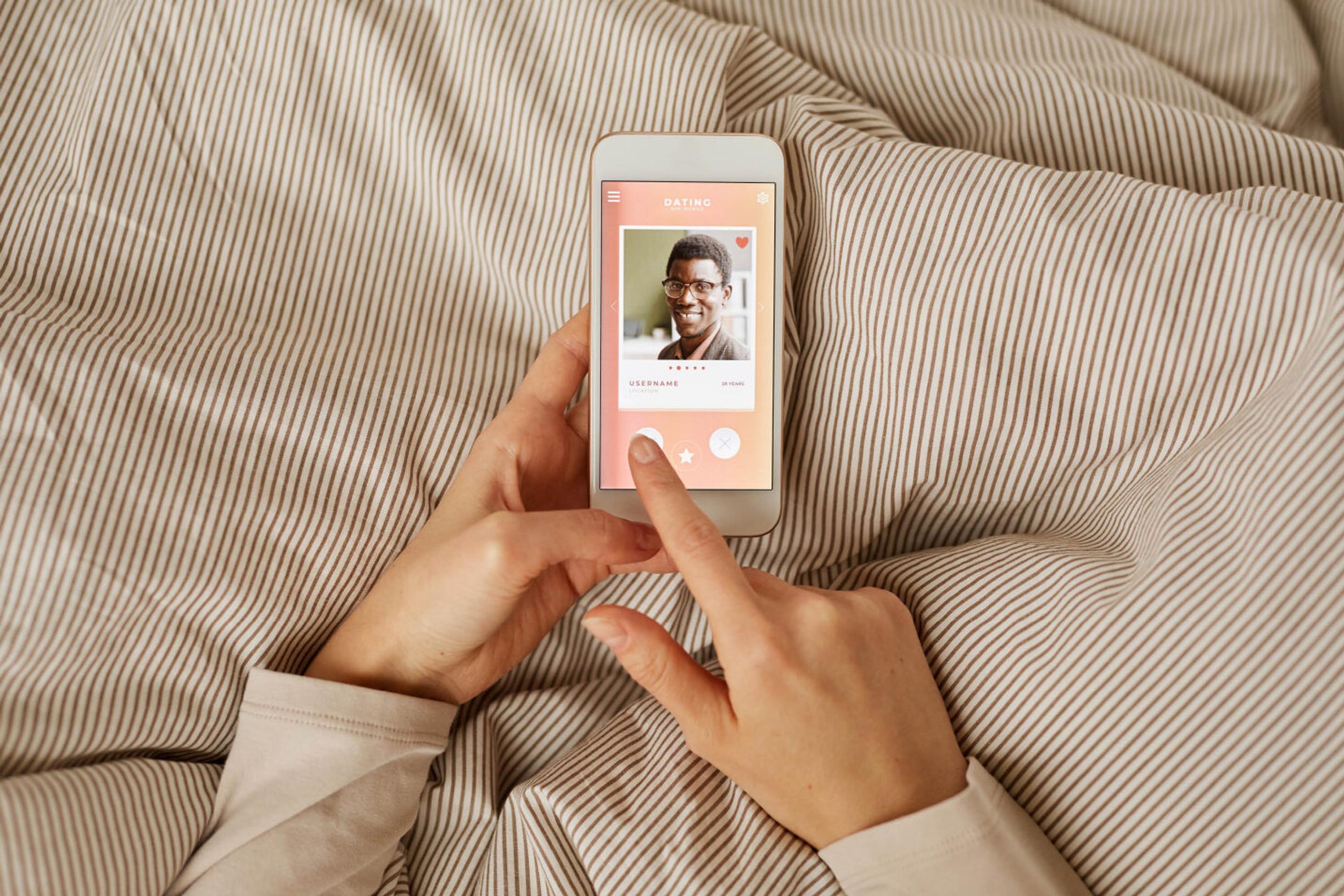 Mitä deittisovelluksessa tarkoittaa persikkaemoji tai termi zombaaminen? Tee testi ja näet, kuinka hyvin tunnet nettideittailun salat