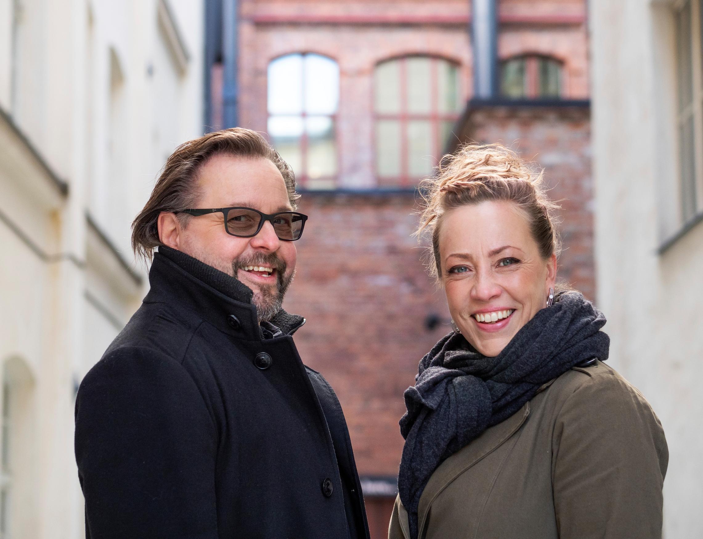 Taiteilijapariskunta Heikki ja Kaisa Hela elää eri rytmissä, mikä aiheutti suhteen alussa yhteentörmäyksiä: ”Kaisa sanoo, että jotain on tekemättä – minä taas sanon, että homma on kesken”