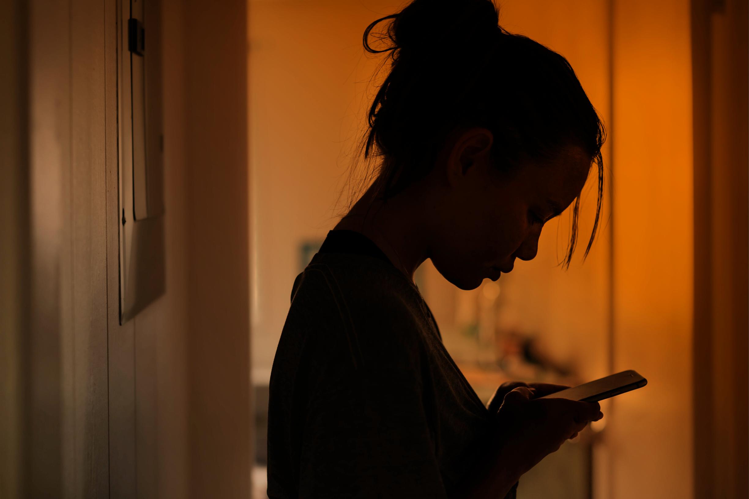 ”Luulin, että puhelimeen leikisti puhuminen ja tiettyjen paikkojen välttely on normaalia” – näin häirintä ja sen uhka rajoittavat naisten elämää