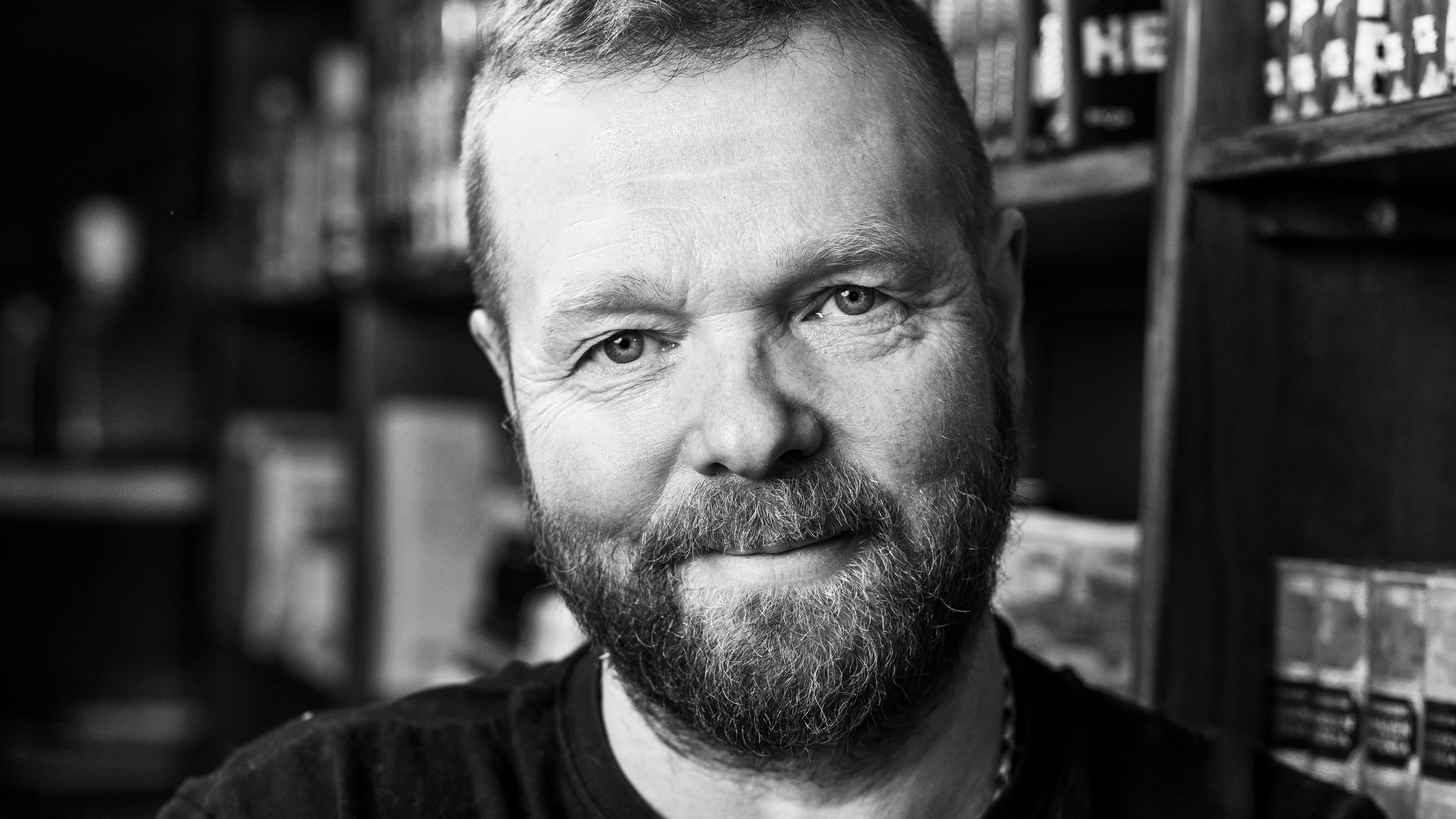 Kirjailija Christian Rönnbacka oppi poliisikoulussa ajattelemaan pelosta poikkeuksellisella tavalla – nyt hän paljastaa, mitä pelkää enemmän kuin ihmisiä