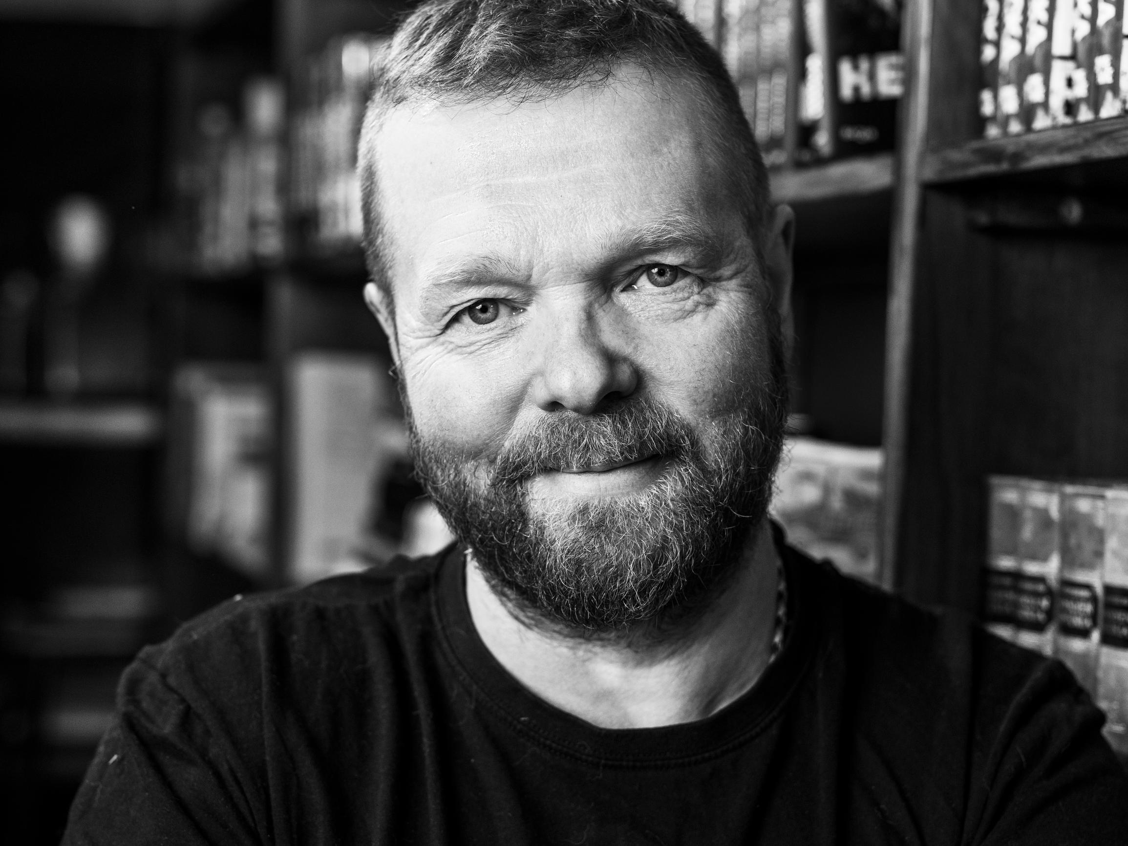 Kirjailija Christian Rönnbacka oppi poliisikoulussa ajattelemaan pelosta poikkeuksellisella tavalla – nyt hän paljastaa, mitä pelkää enemmän kuin ihmisiä