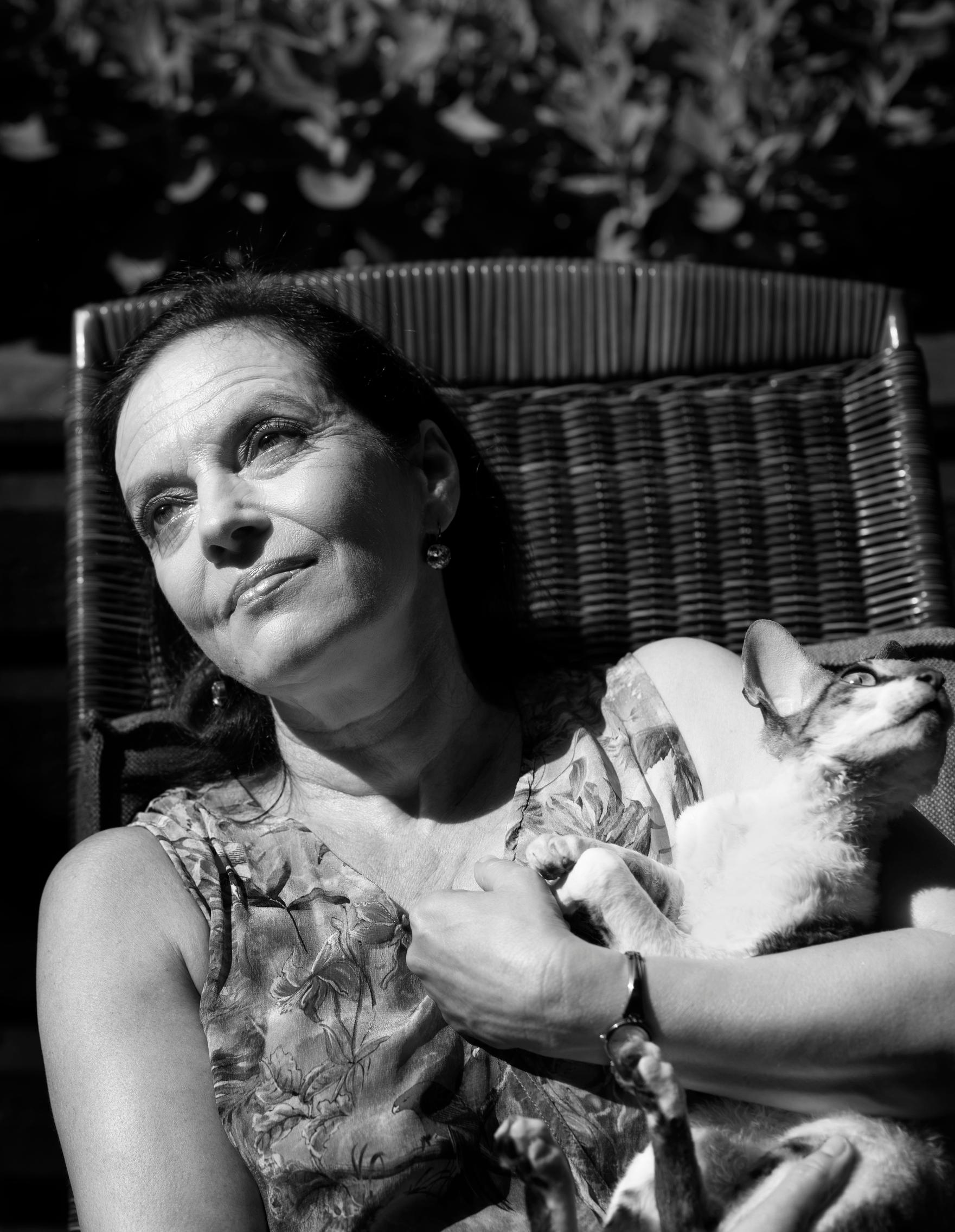 Anna-Leena Härkönen kertoo, että kissa on hänen kallein omaisuutensa.