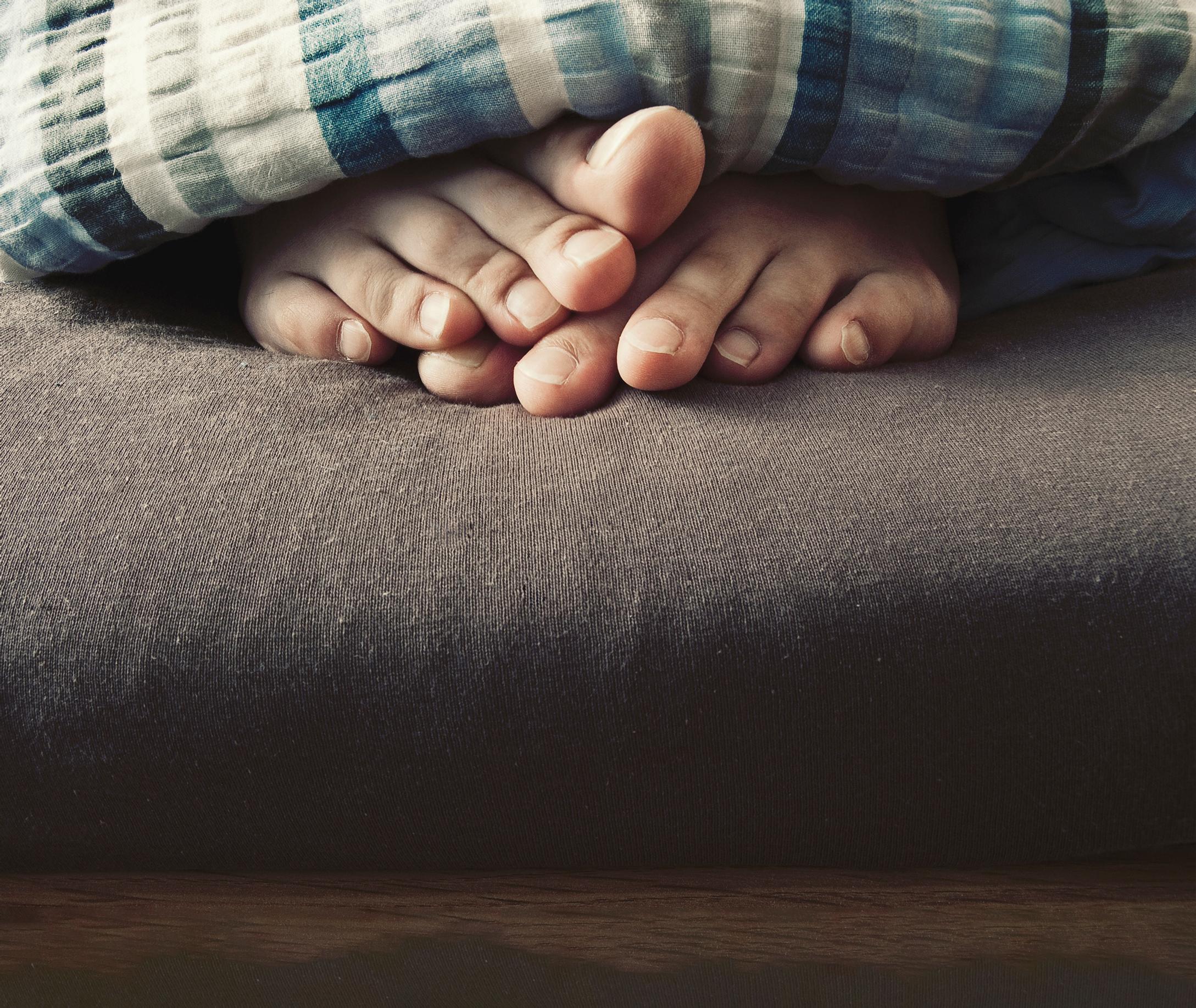 Väsyttääkö jatkuvasti? Levottomat jalat -oireyhtymä voi katkoa yöunta jopa tietämättäsi – näin tunnistat vaivan ja helpotat oireita