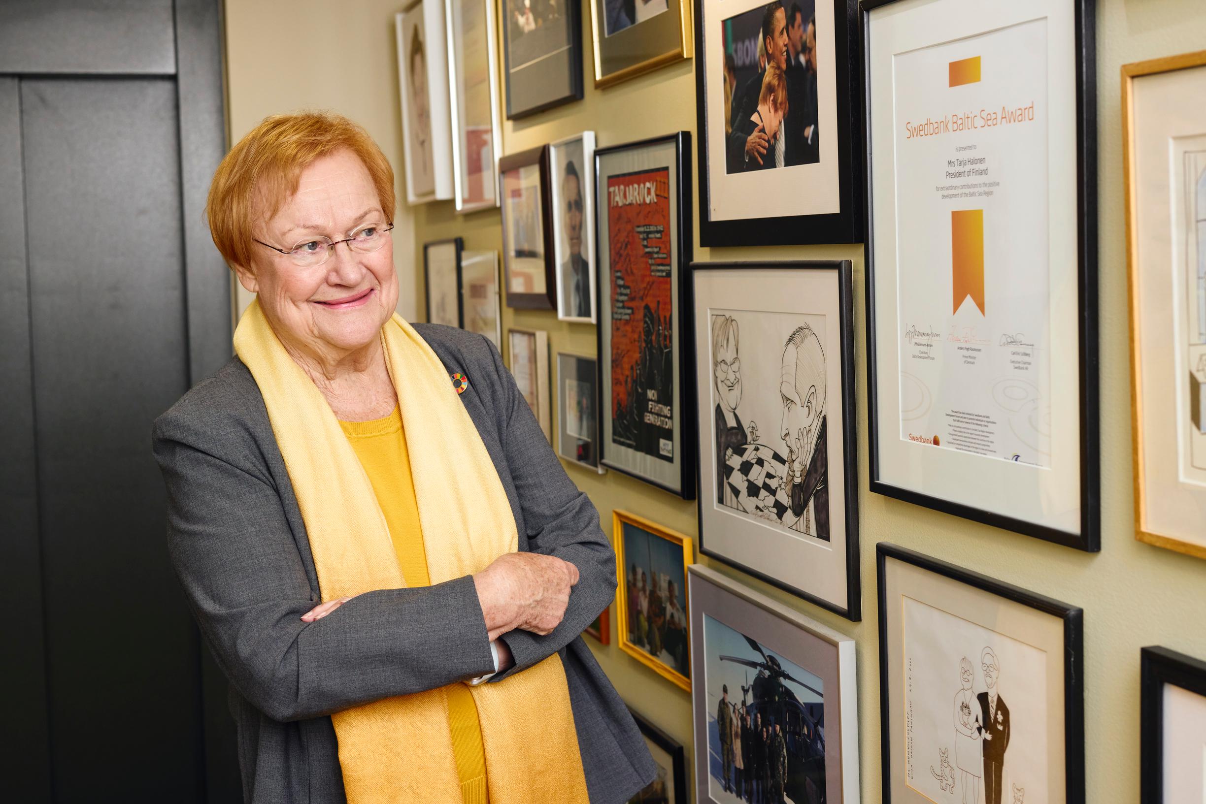 Presidentin toimiston seinälle on ripustettu poliittisia pilapiirroksia.