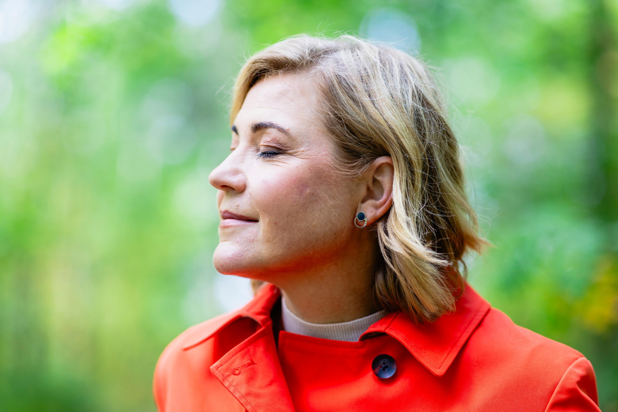 Nuorena Henna työskenteli tallilla Tanskassa. ”Työskentely vieraassa kulttuurissa toi minulle paljon rohkeutta. Ilman sitä olisin tuskin lähtenyt politiikkaan.”