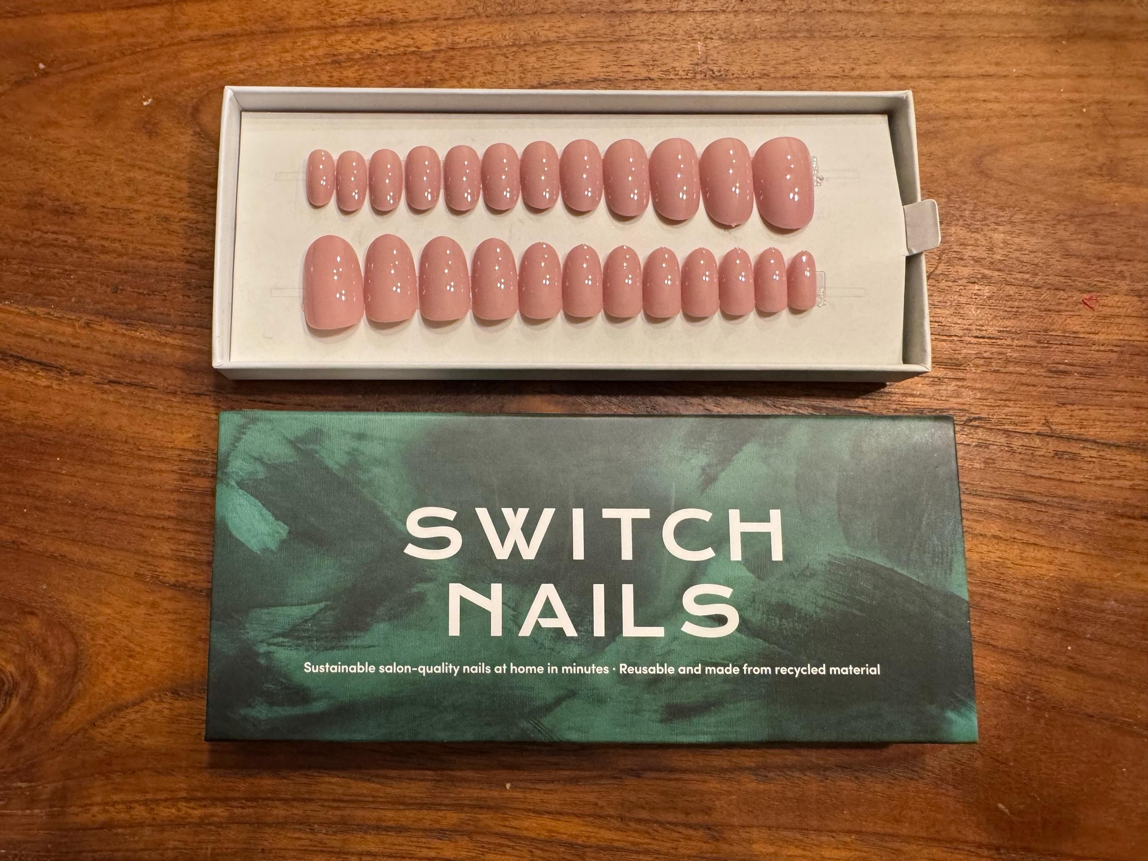 Paketissa on kaikki tarvittava: kynnet, liimatarrat, viila, puutikku kynsinauhoille sekä desinfiointiaine kynsien puhdistamiseen.