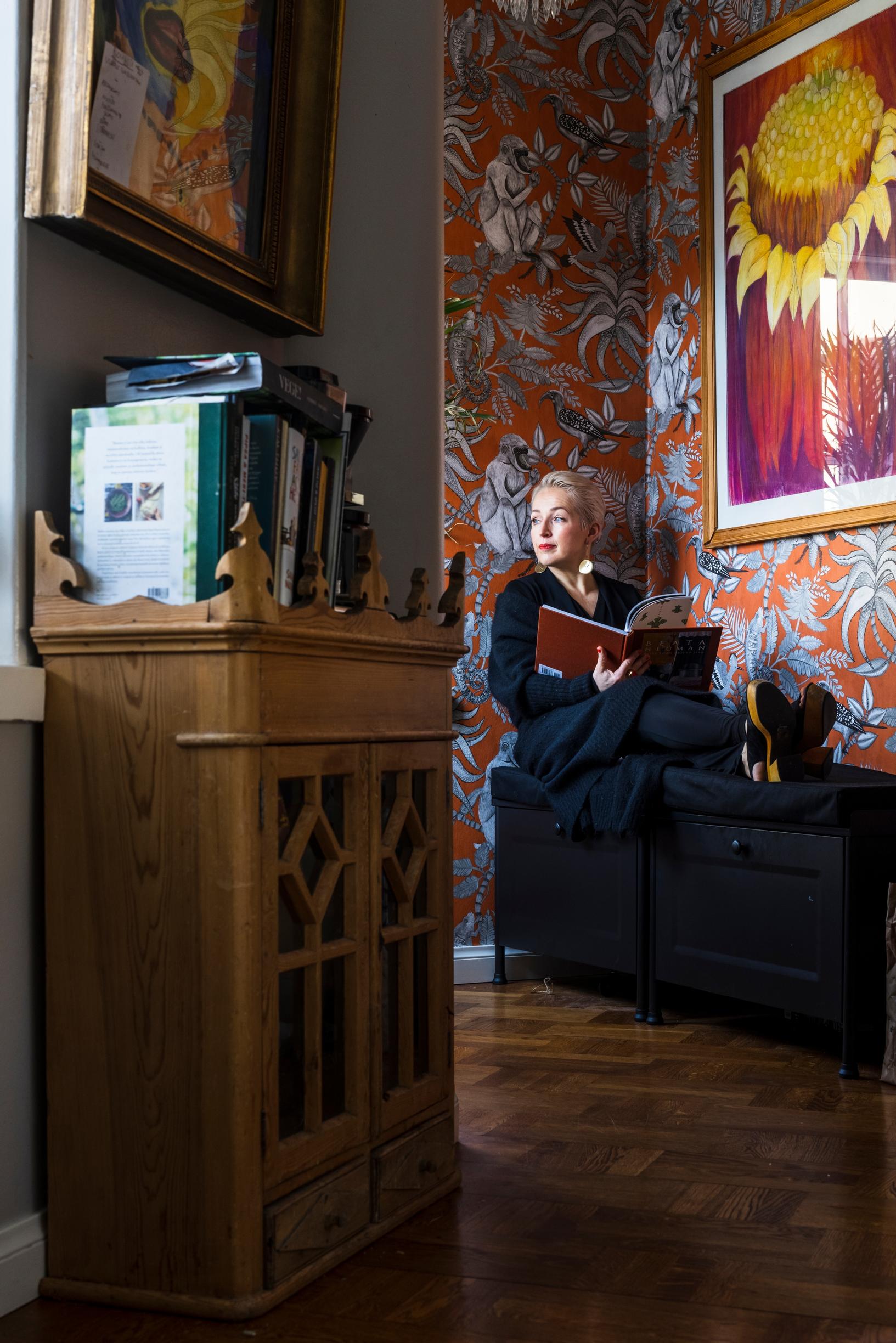 Aluksi Anna Perho piti keittiön erkkerinurkkauksessa työpöytäänsä, kunnes värikäs tila muuntautui lukunurkaksi. ”Kyllästyin siihen, että paperikasat näkyivät olohuoneeseen ja keittiöön, vaikka paikka olikin inspiroiva.”