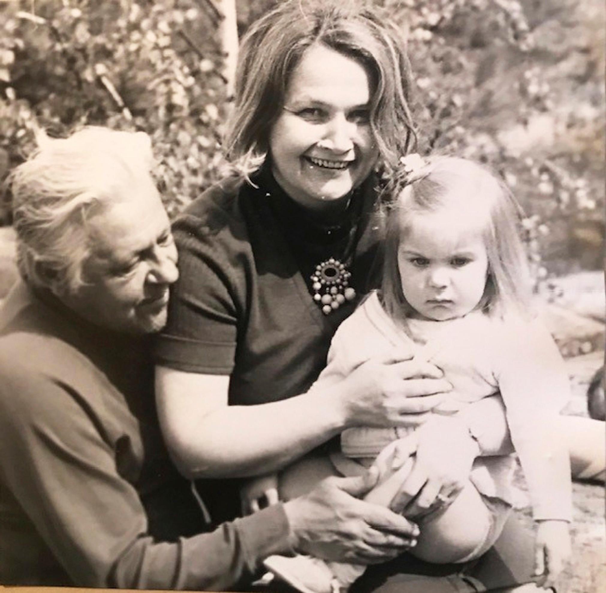 Avioliiton myötä Anja sai perheen ja ison suvun. Sylissä istuu Anna Hanski.