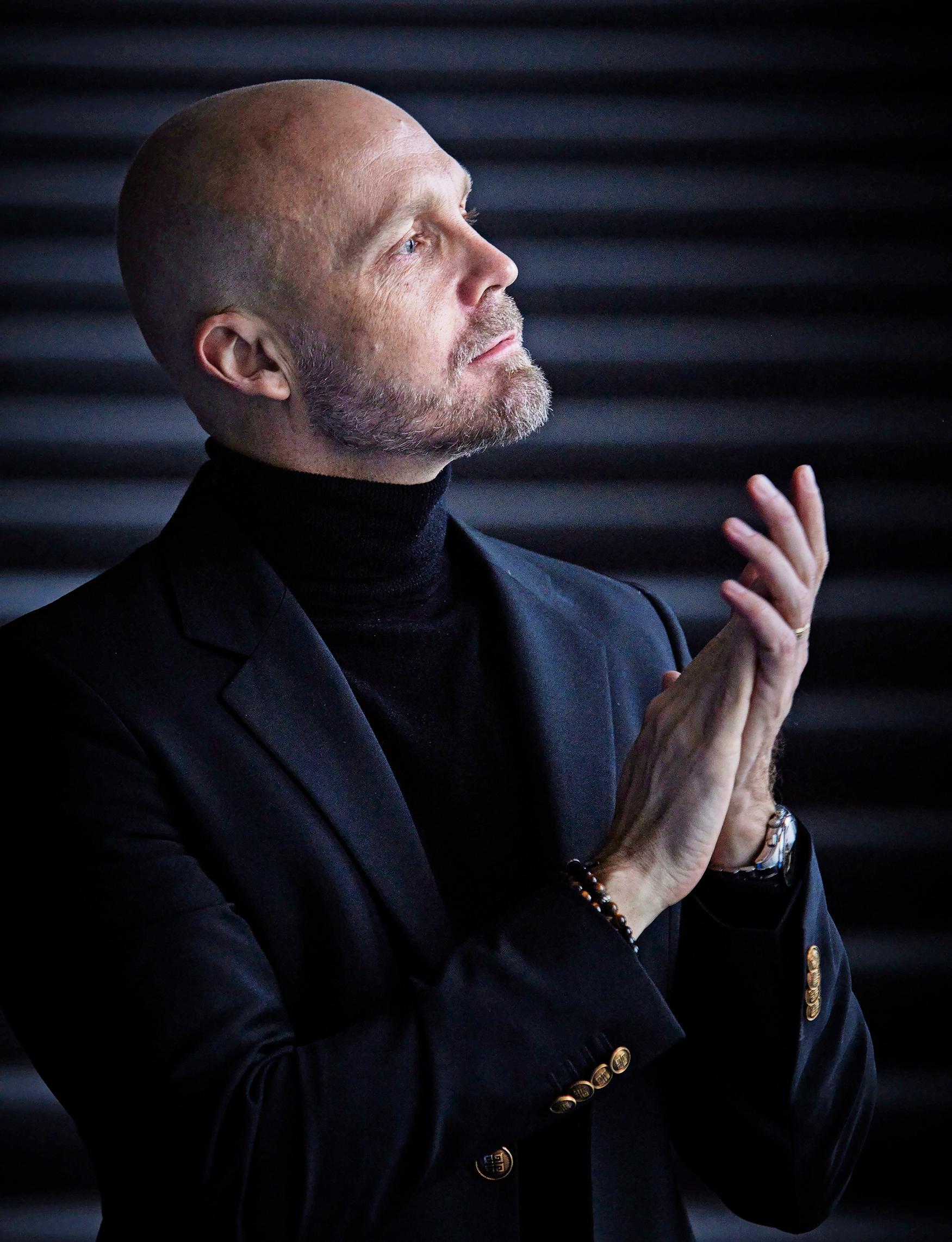 Suomen suositumpiin miesartisteihin kuuluva Juha Tapio aloitti musiikin teon jo teini-ikäisenä.