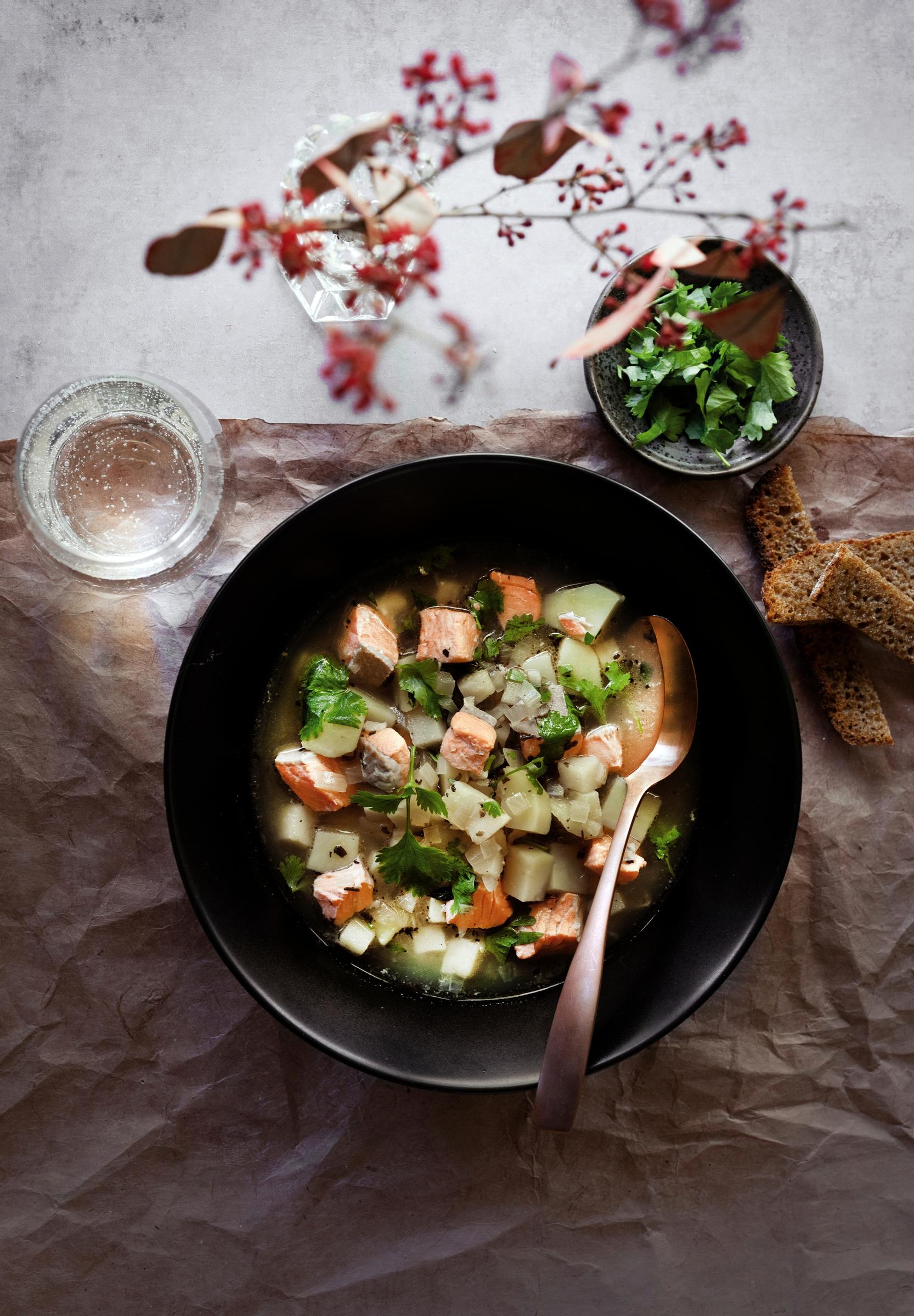 Lautasellinen kuumaa, yrteillä maustettua kalakeittoa lämmittää sydäntalvella.