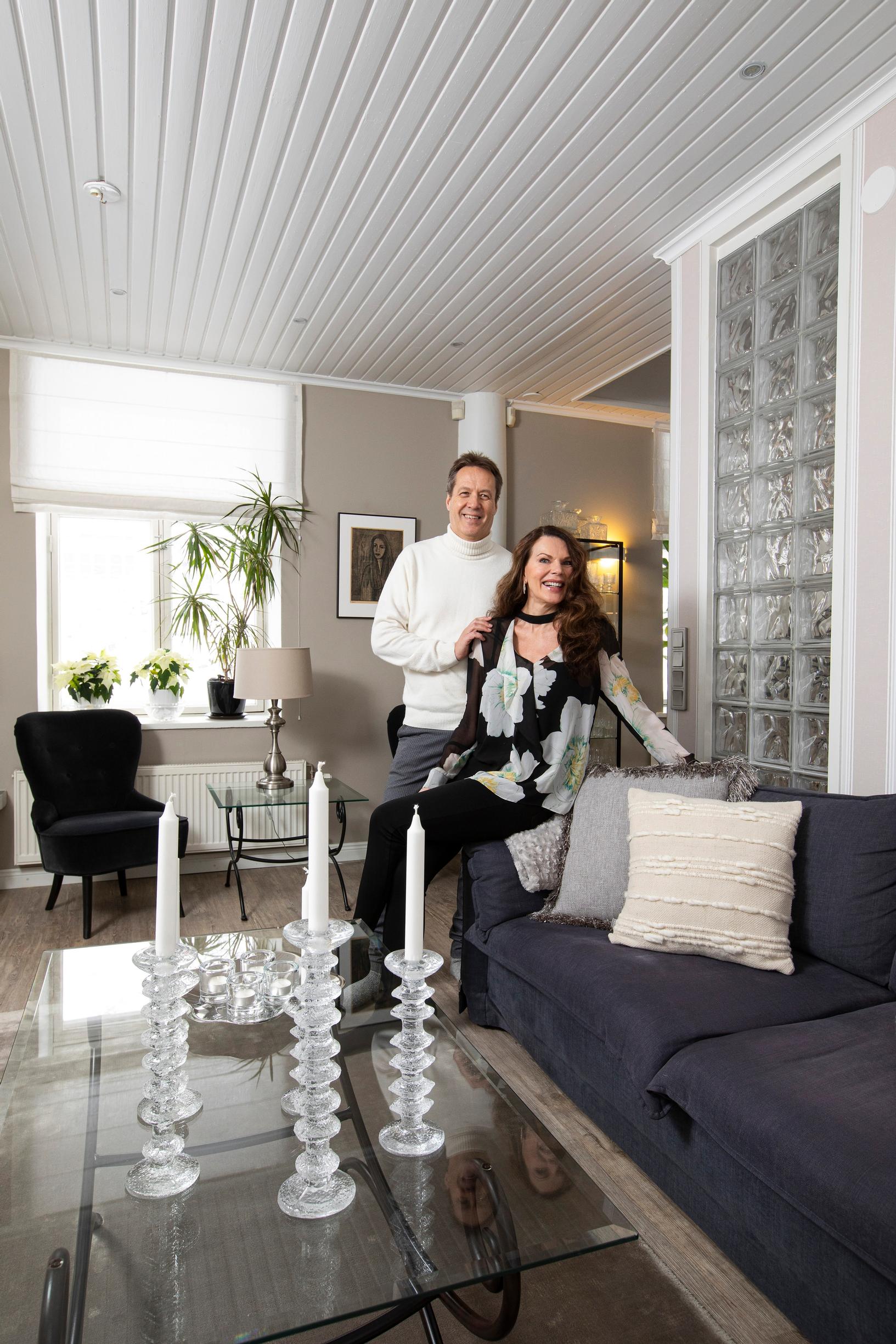 Dekkaristi Kale Puonti kerää lasiesineitä ja haluaa harmoniaa kotiinsa: Riihimäellä sijaitseva 100-vuotias talo on entinen lasitehtaan ruokala