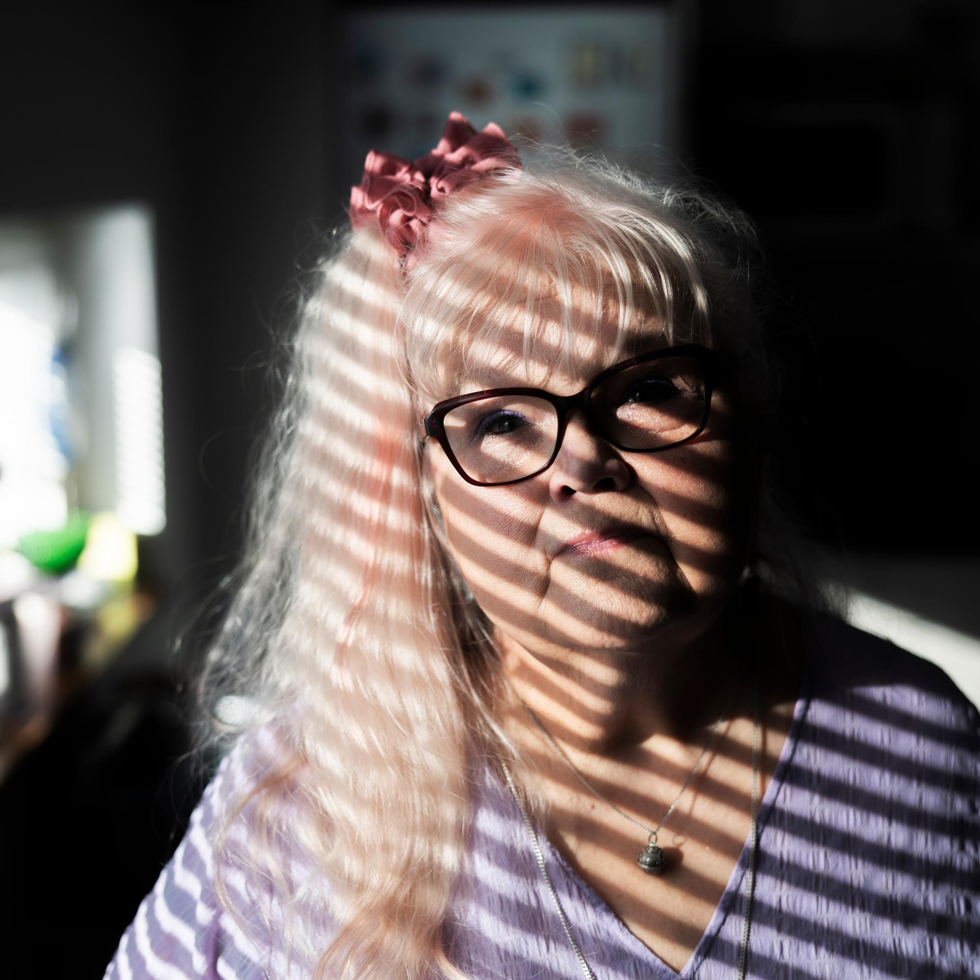 Airilla on harvinainen HAE-sairaus, jossa jumppa tai itikanpisto voi viedä teho-osastolle: ”Miehelläni on hirveä hätä aina kun joudun sairaalaan”