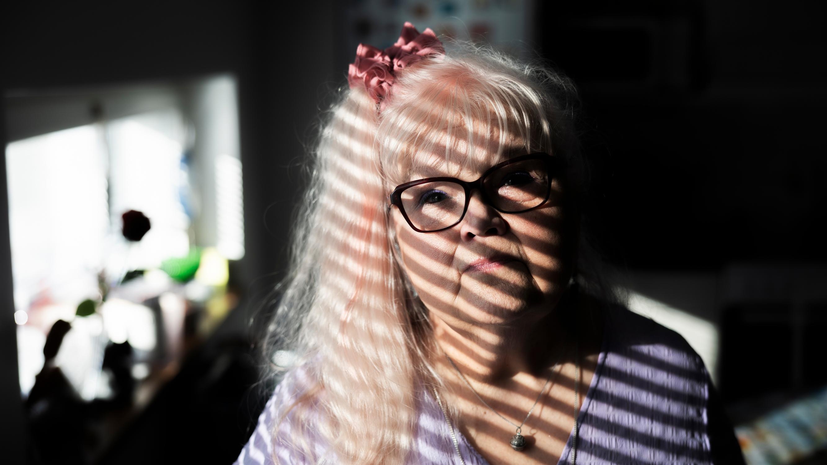 Airilla on harvinainen HAE-sairaus, jossa jumppa tai itikanpisto voi viedä teho-osastolle: ”Miehelläni on hirveä hätä aina kun joudun sairaalaan”