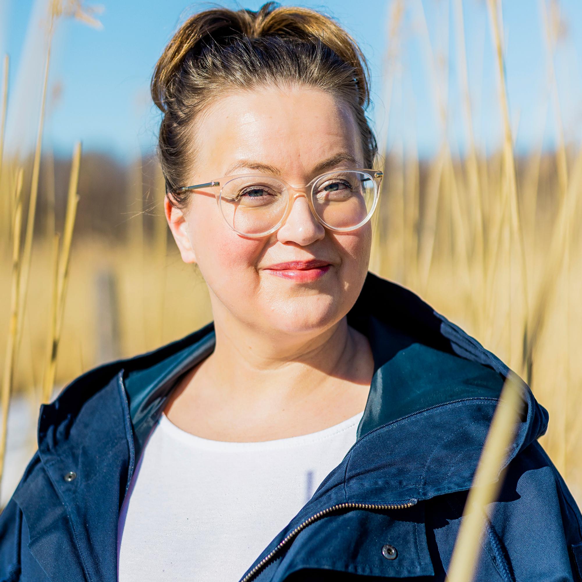 Kun Anna-Riikka Carlson tunsi olonsa ulkopuoliseksi nuorena, hän sai apua Pieni runotyttö -kirjasta: ”Ymmärsin olevani hyväksytty juuri näin”