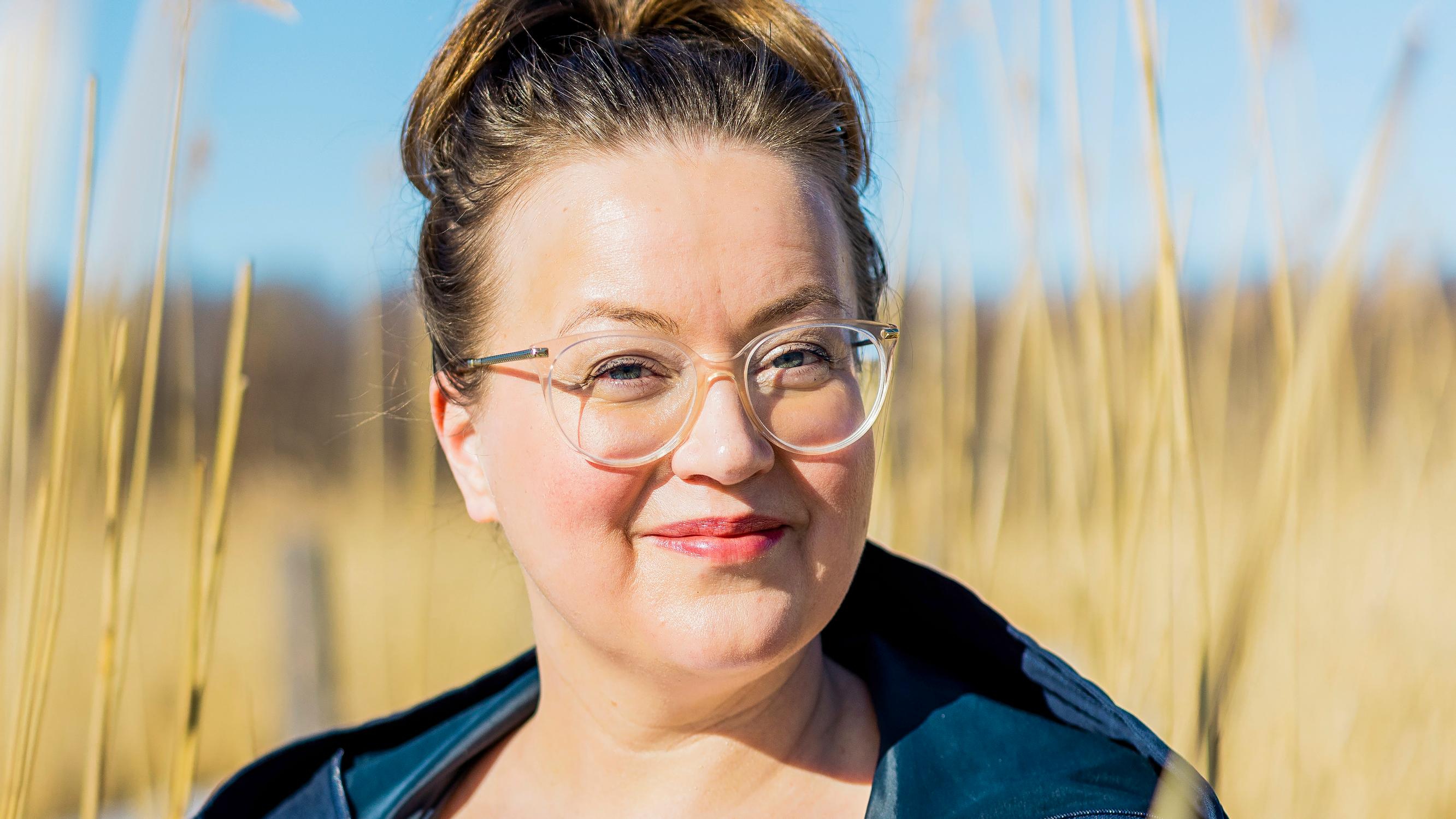 Kun Anna-Riikka Carlson tunsi olonsa ulkopuoliseksi nuorena, hän sai apua Pieni runotyttö -kirjasta: ”Ymmärsin olevani hyväksytty juuri näin”