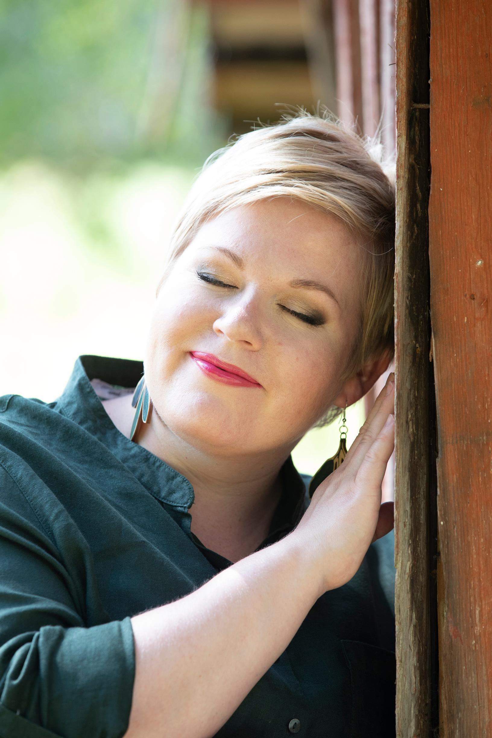 ”Minulla ei ole juuri mahdollisuutta olla yksin. Haaveilen, että voisin pakata mukaan pinon kirjoja ja vetäytyä johonkin itsekseni nukkumaan ja lukemaan”, Annika Saarikko kertoo.