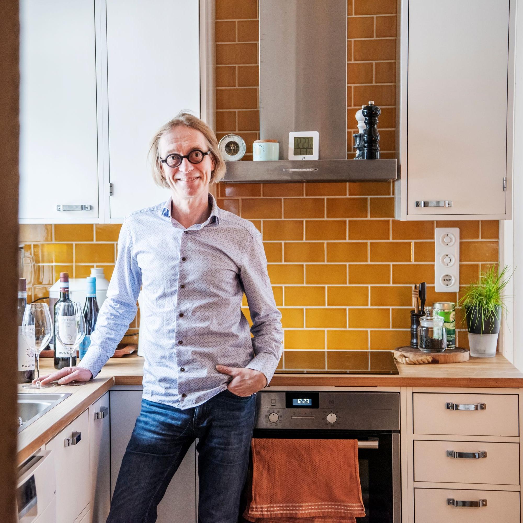 Uutisten loppukevennyksistä tutun Mika Tommolan merellisessä kodissa on leikkisyyttä ja huumoria: ”Kun kylpyhuoneen remontti oli valmis, pidimme avajaiset ja joimme samppanjaa”