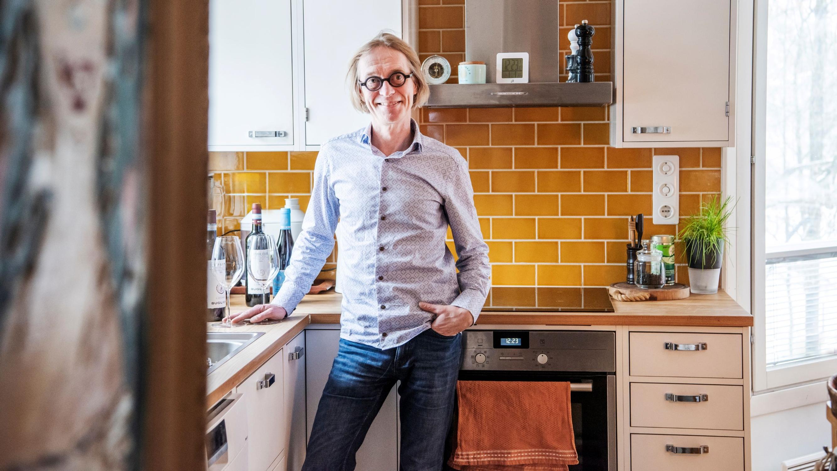 Uutisten loppukevennyksistä tutun Mika Tommolan merellisessä kodissa on leikkisyyttä ja huumoria: ”Kun kylpyhuoneen remontti oli valmis, pidimme avajaiset ja joimme samppanjaa”