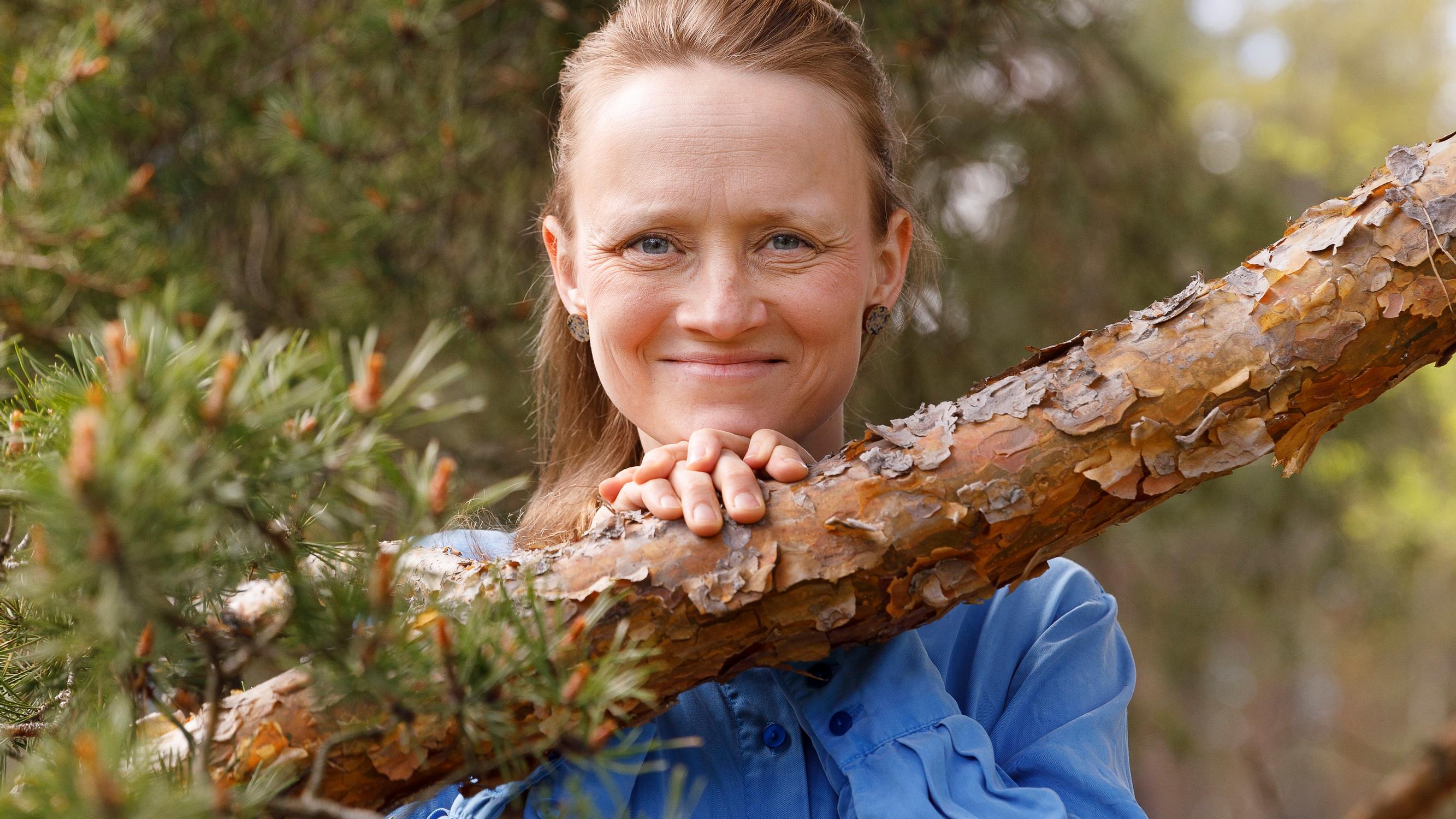 Näyttelijä Ella Mettänen piti outoa kutinaa ohimenevänä vaivana – kyseessä olikin parantumaton sairaus, johon ei ole toimivaa lääkettä
