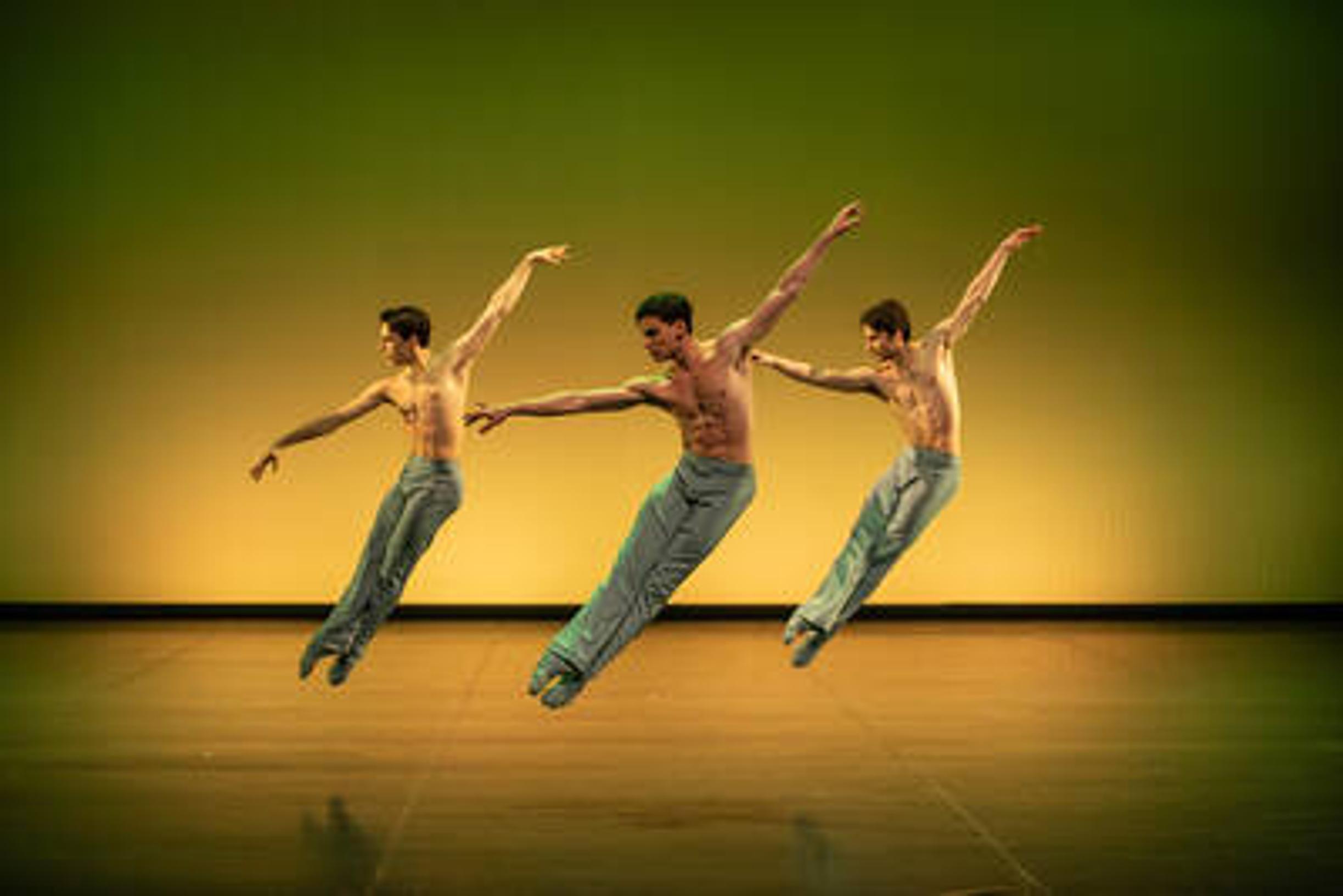 Kolme miestanssijaa hyppää ilmaan