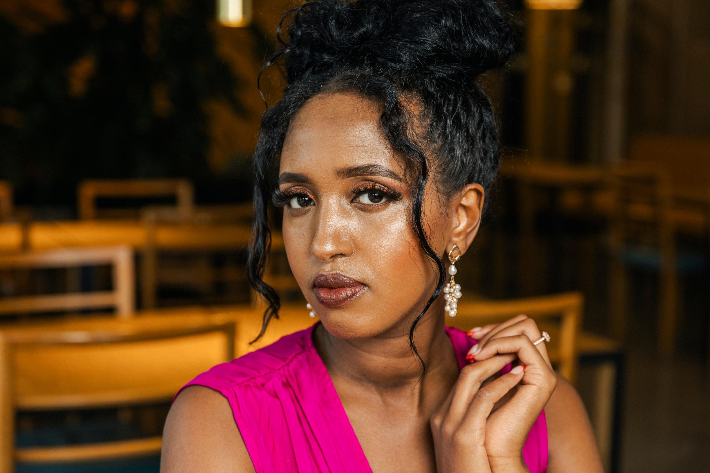 Ujuni Ahmed on tuore äiti, joka ei käy vaunulenkeillä eikä imetä julkisesti: ”Synnytyksen jälkeen alkoivat puolisoni yhdeksän kuukautta”