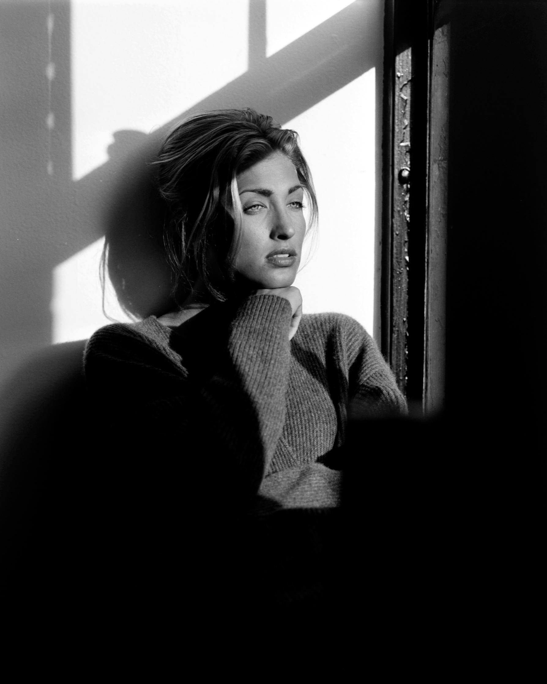 Kasvatustieteitä opiskellut Carolyn teki mallintöitä 1990-luvun alkupuolella. Hän ei kuitenkaan viihtynyt huomion keskipisteenä silloin, eikä myöhemminkään.