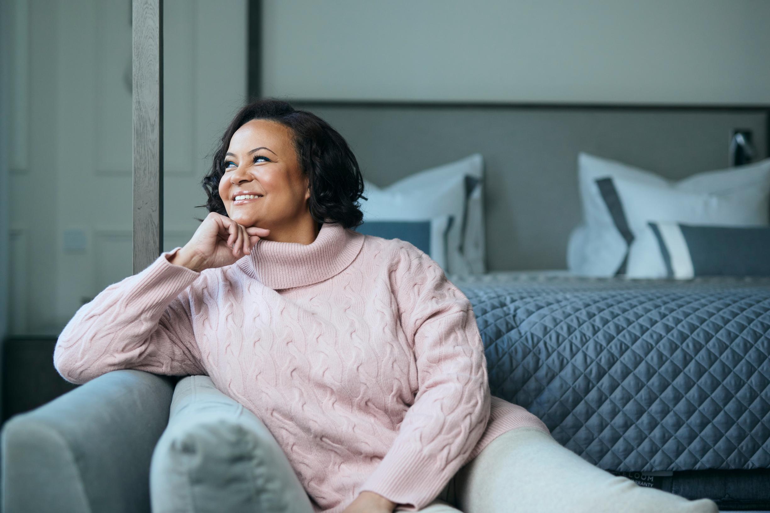 Lola Odusoga elää elämänsä parasta aikaa yksin: ”On surullista, miten huonoissa suhteissa ihmiset roikkuvat ihan vain siksi, että olisi joku”