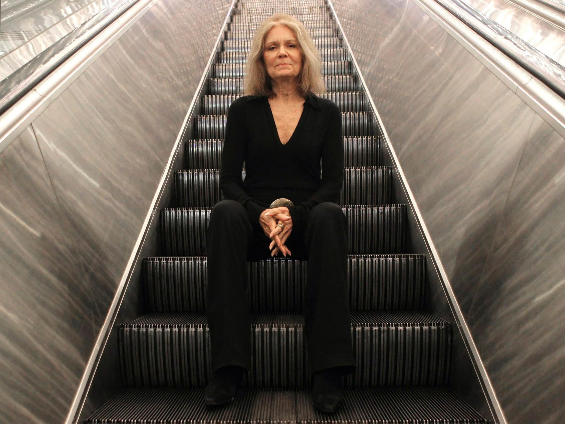 Gloria Steinem, 90, joutui huolehtimaan lapsena mielenterveysongelmista kärsivästä äidistään – se avasi hänen silmänsä, miten huonosti naisia kohdellaan terveydenhuollossa