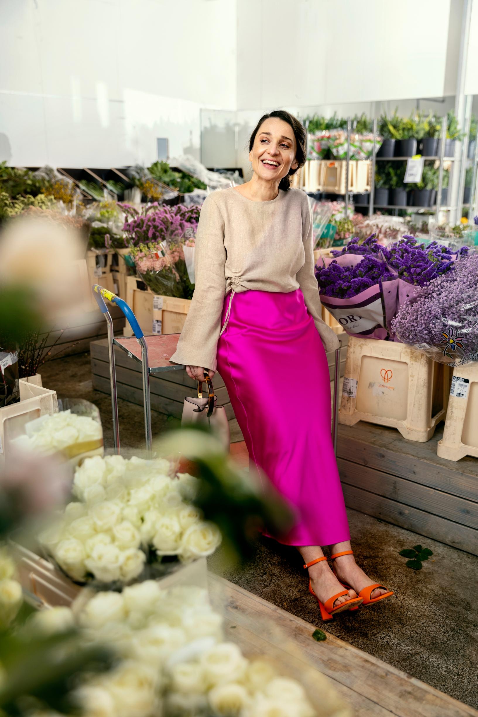 Noora Dadu pukeutuneena pinkkiin hameeseen ja vaaleaan paitaan sekä oransseihin kenkiin.