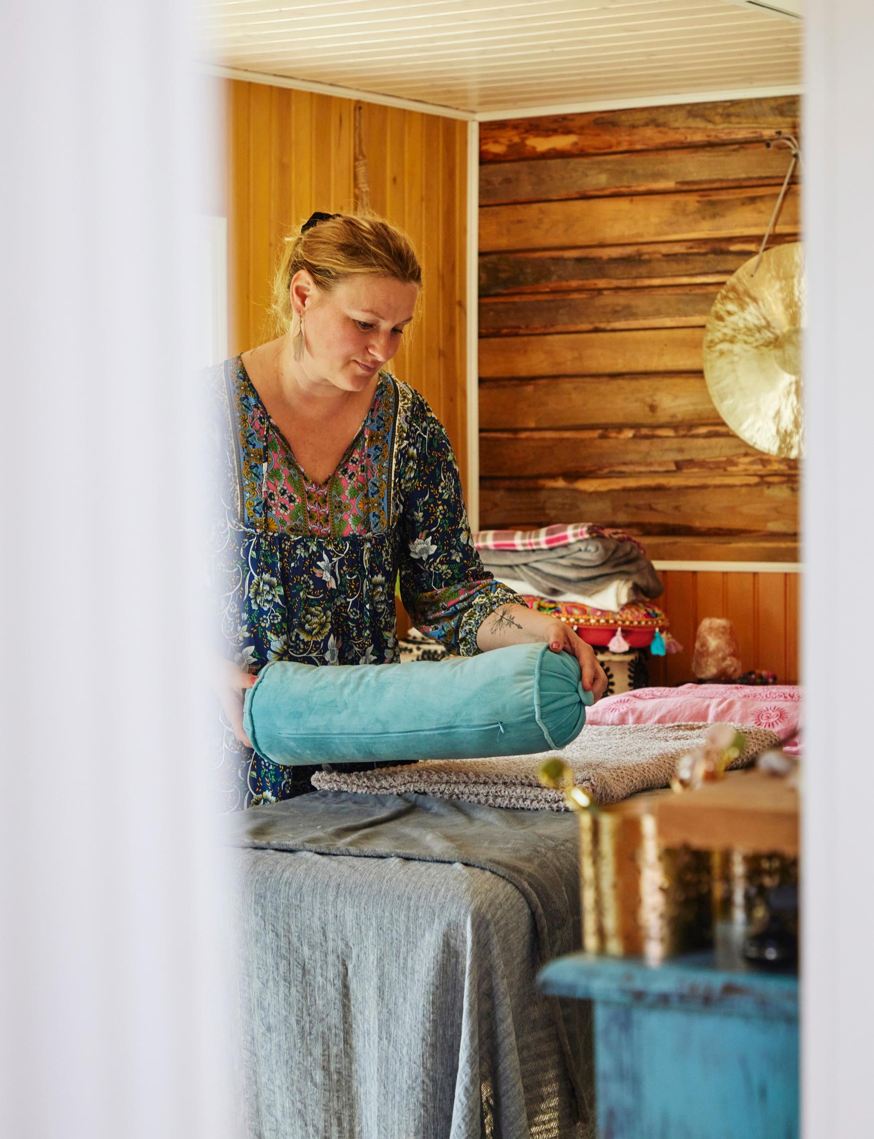 Ria on näyttelijä, käsikirjoittaja ja ohjaaja sekä mielenterveyshoitaja, sauna- ja nauruterapeutti ja äänimalja- ja energiahoitaja. Hän tekee hoitoja omassa saunatuvassaan. 