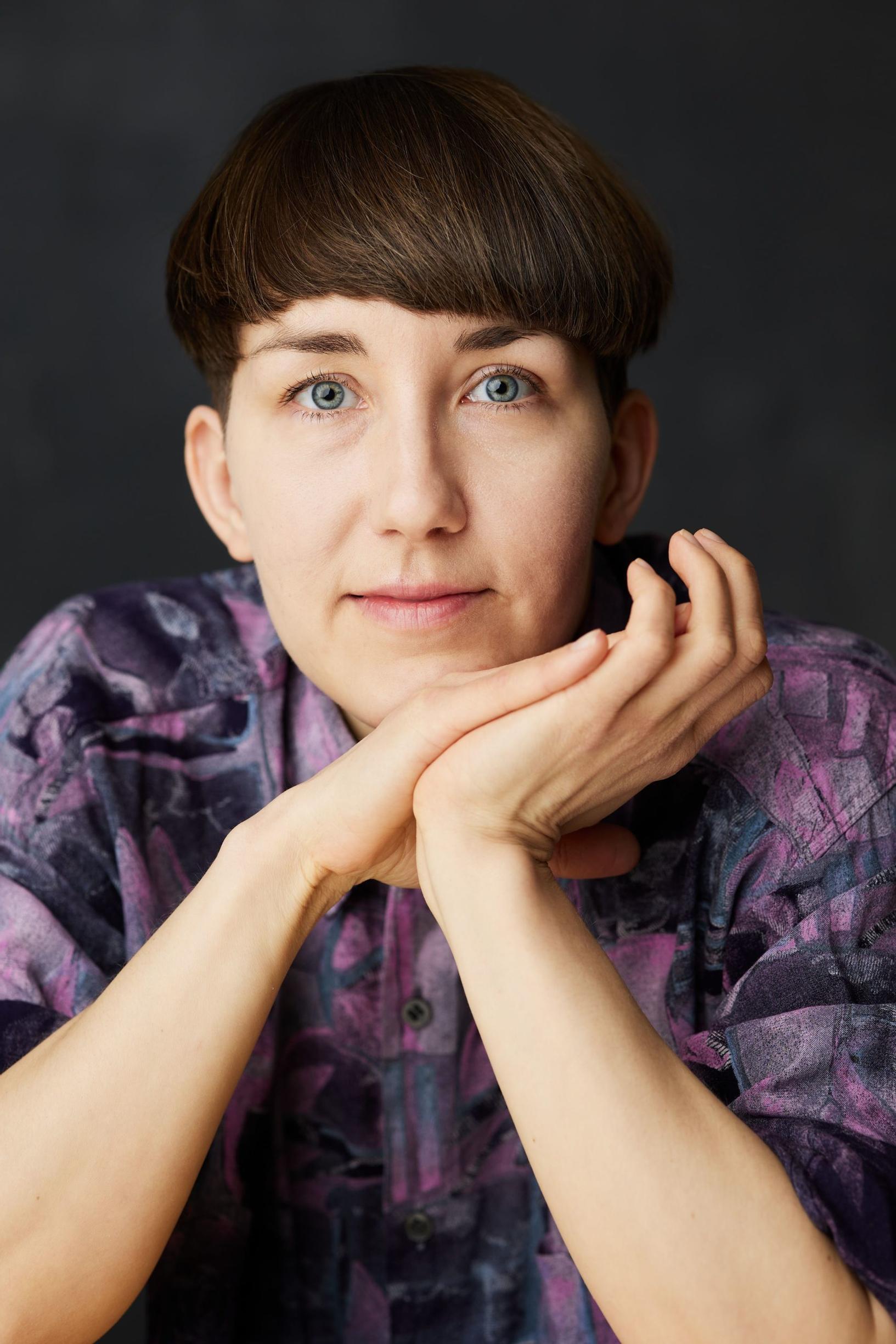 Vuoden hauskin lukukokemus on tässä – Eeva Turusen Sivistynyt ja miellyttävä ihminen on riemukasta luettavaa