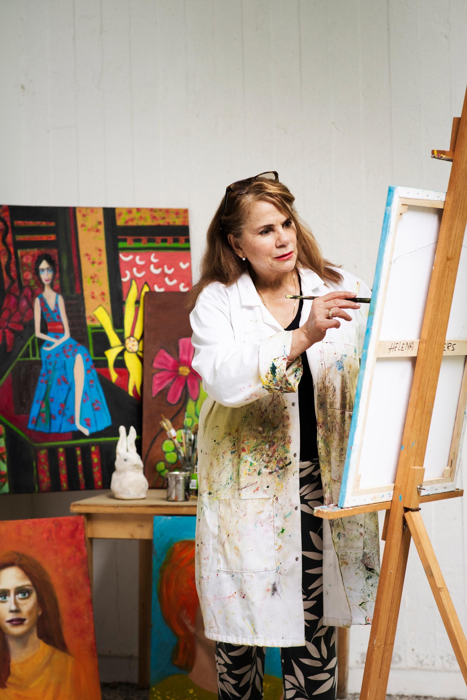 Ateljeessaan Helena Kuulkers voi keskittyä vain maalaamiseen. Hän ei murehdi näköongelmiaan, sillä moni suuri taiteilija on kärsinyt silmiensä vuoksi ja häikäissyt silti töillään.