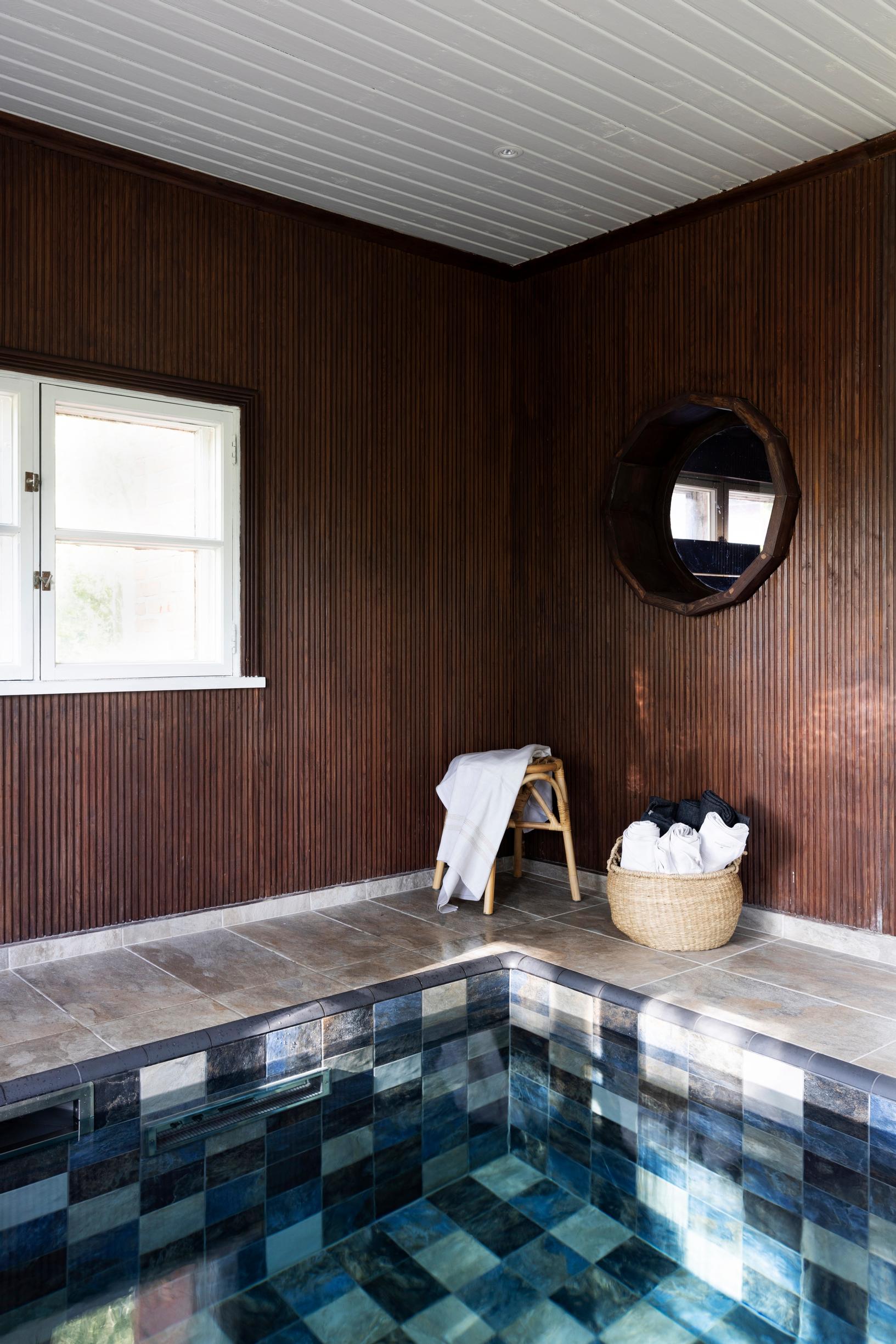 Pulahdus omaan uima-altaaseen on arjen luksusta. Allas sijaitsee erillisessä rakennuksessa.