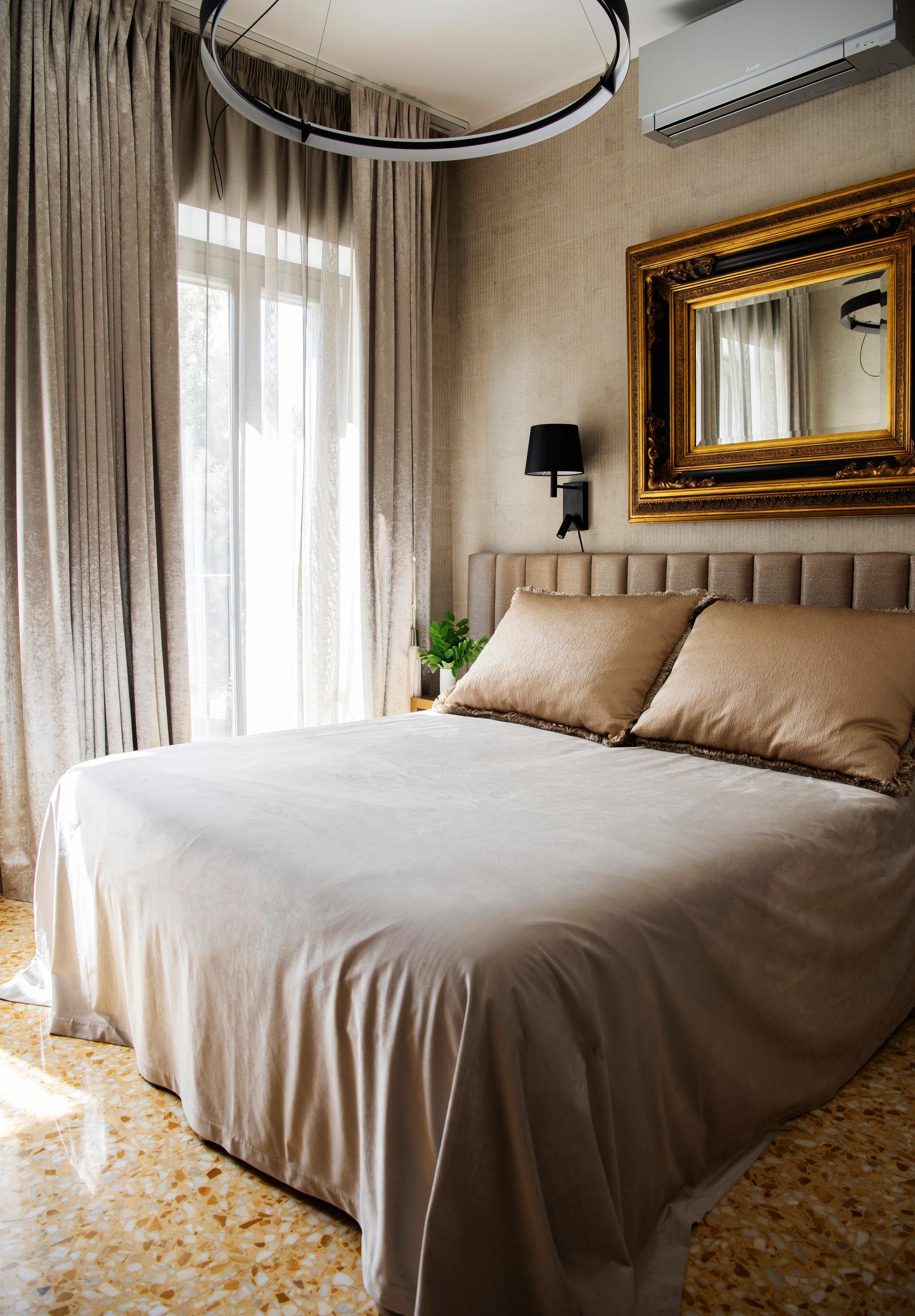 Carola valitsi makuuhuoneiden värit alkuperäisistä lattioista. Piazzan puoleisessa huoneessa lattia on keltainen ja aurinko saa sisustuksen hohtamaan valoa. Katossa on SAS Instrumentsin valaisin, ja antiikkipeili löytyi käytettyjen tavaroiden myymälästä.