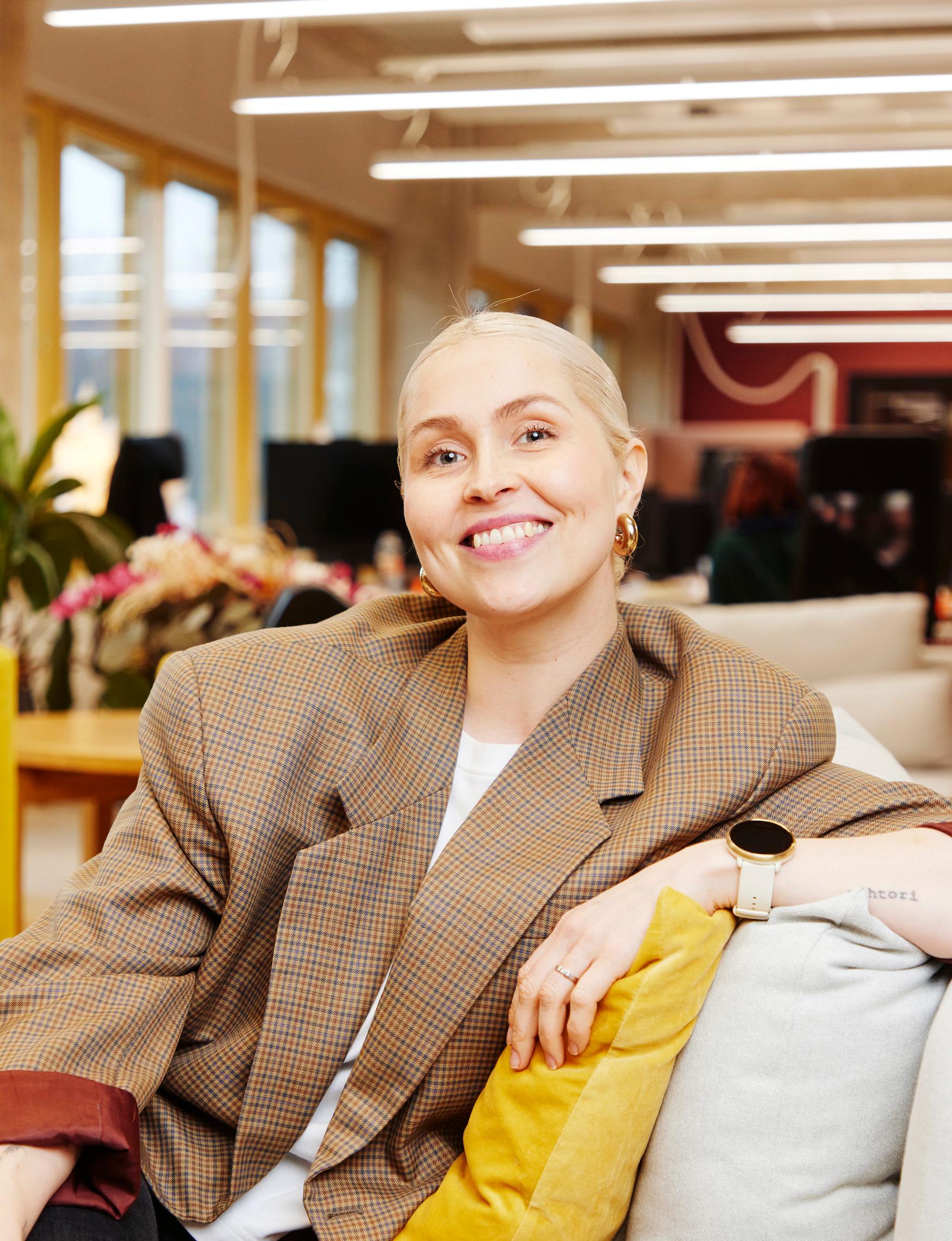 Essi Hellén on näyttelijä, joka teki seitsemän vuotta sitten alanvaihdon. Ensin hän siirtyi kameran taakse televisiotuottajaksi ja kolme vuotta sitten hän aloitti Storytelillä, jossa nykyään työskentelee catalog managerina.