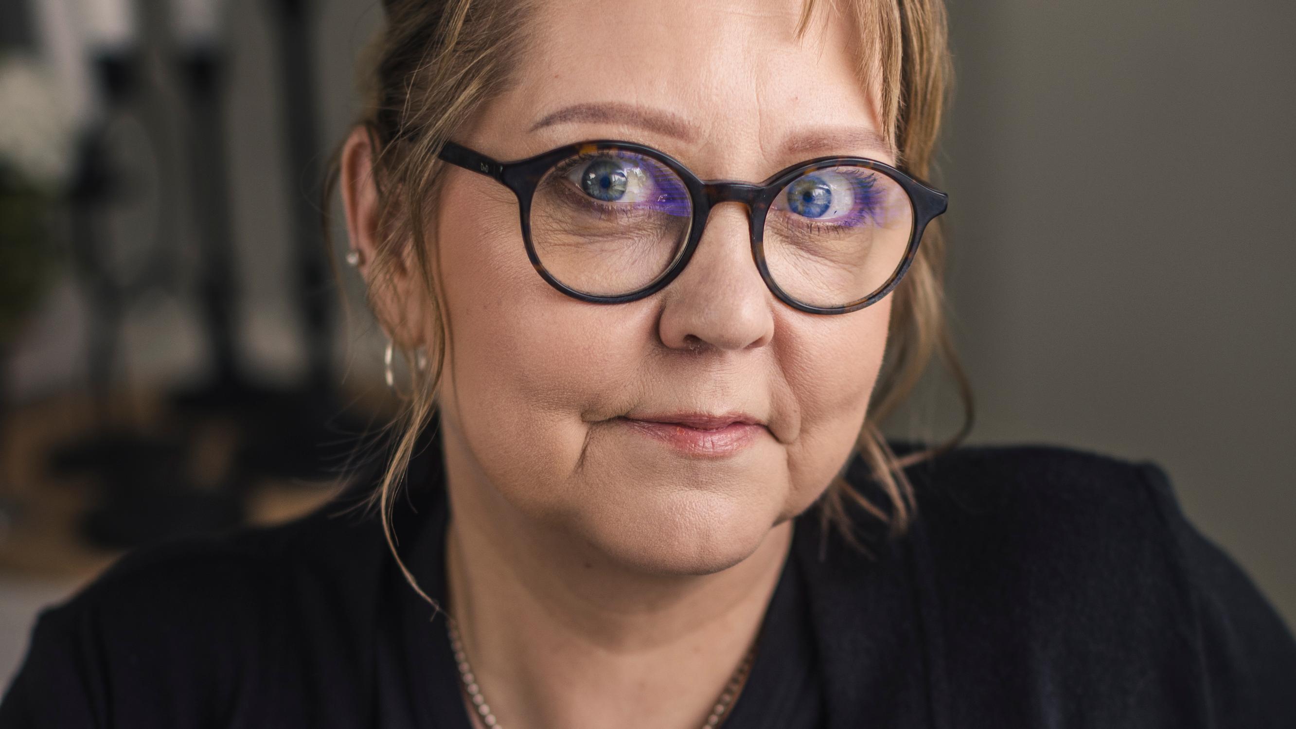 Vaikea sairaus saa Ninan silmät pullistumaan – ensioireet olivat raju hiustenlähtö ja väsymys