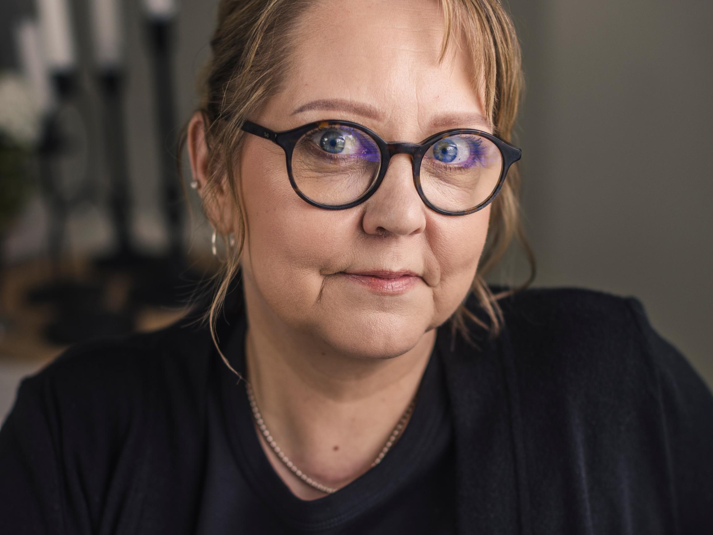 Vaikea sairaus saa Ninan silmät pullistumaan – ensioireet olivat raju hiustenlähtö ja väsymys