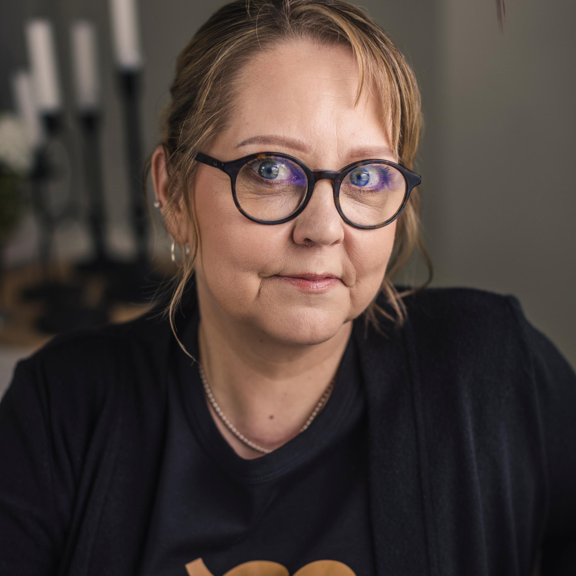 Vaikea sairaus saa Ninan silmät pullistumaan – ensioireet olivat raju hiustenlähtö ja väsymys