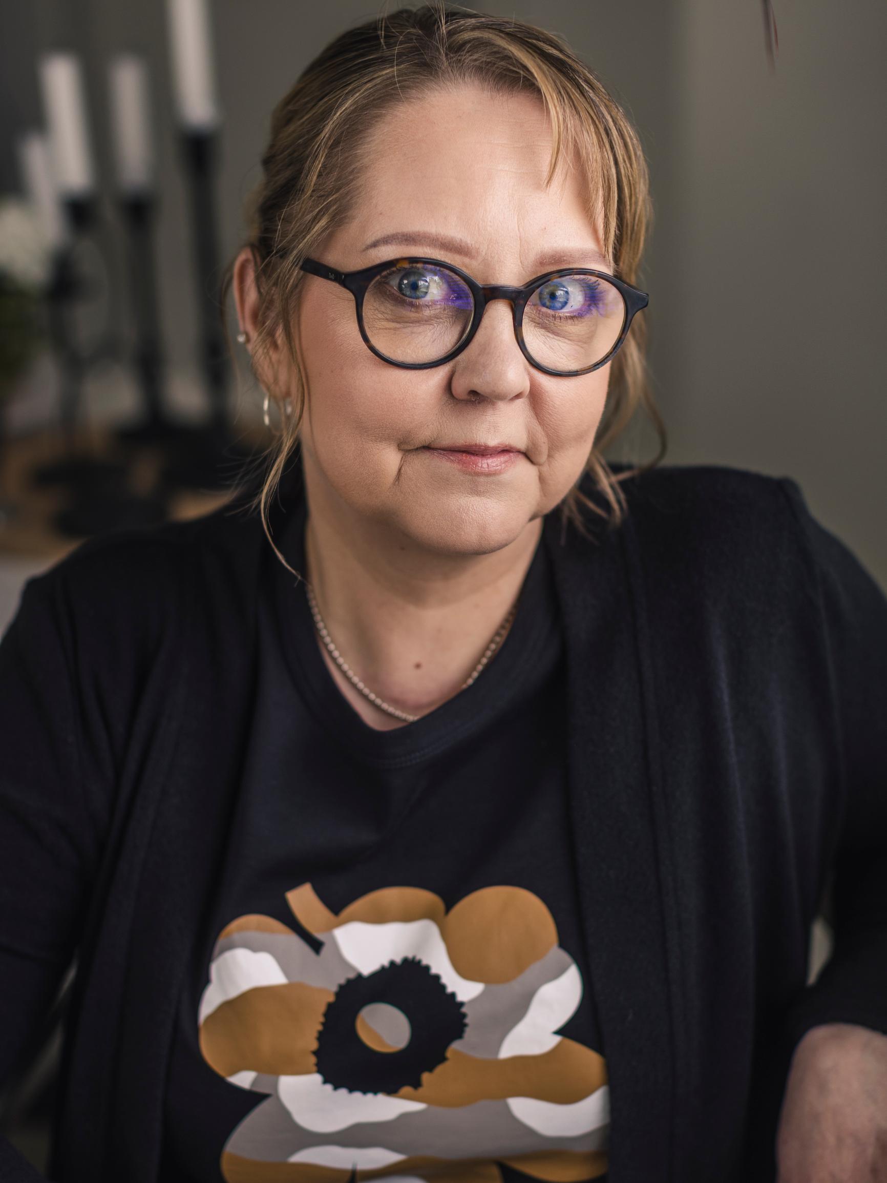 Vaikea sairaus saa Ninan silmät pullistumaan – ensioireet olivat raju hiustenlähtö ja väsymys