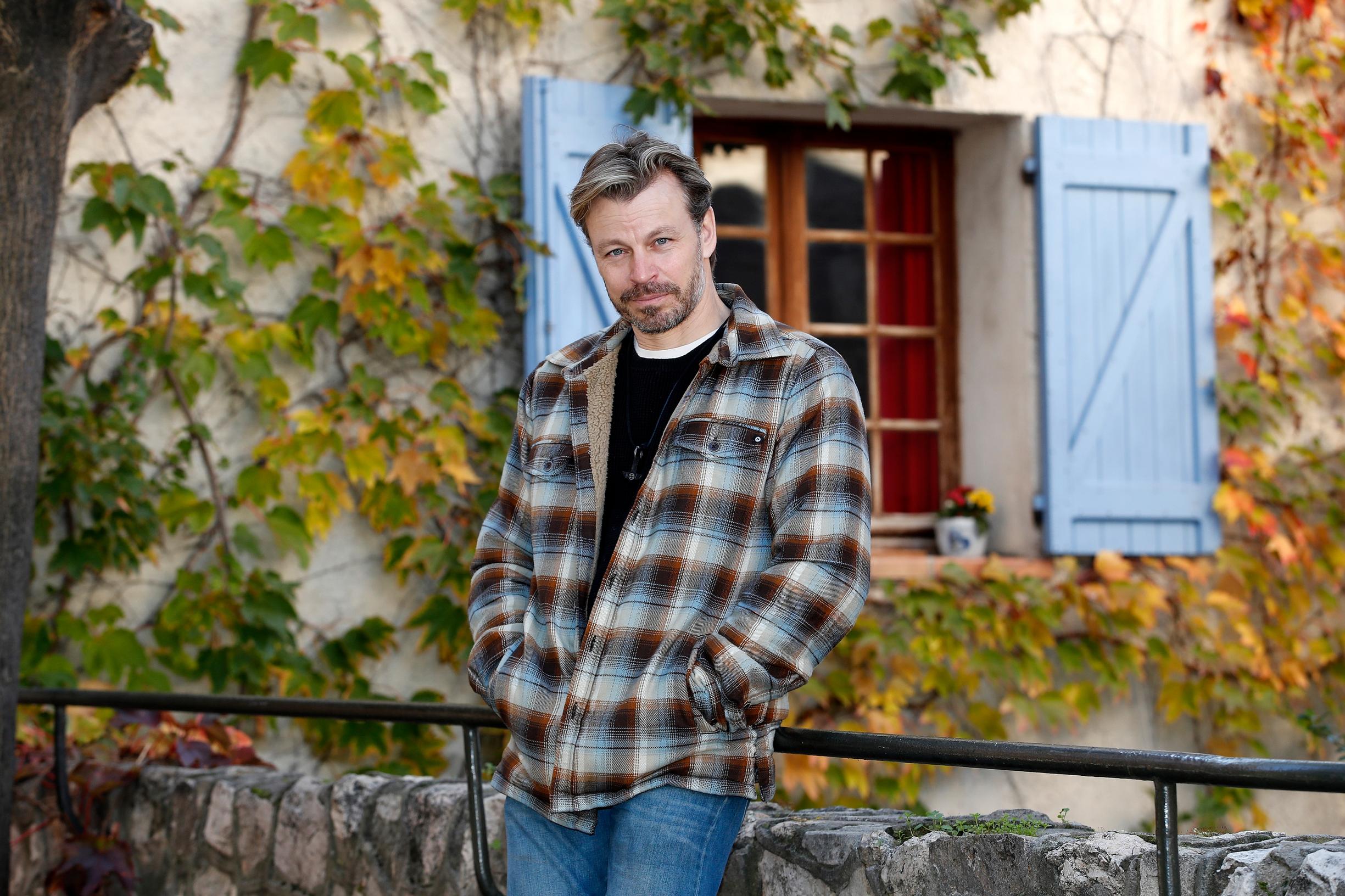 Näyttelijä Peter Franzén: ”Jos lapsuutensa kieltää, siitä tulee uusia traumoja – en kuitenkaan anna anteeksi tiettyjä asioita, ja miksi pitäisikään?”