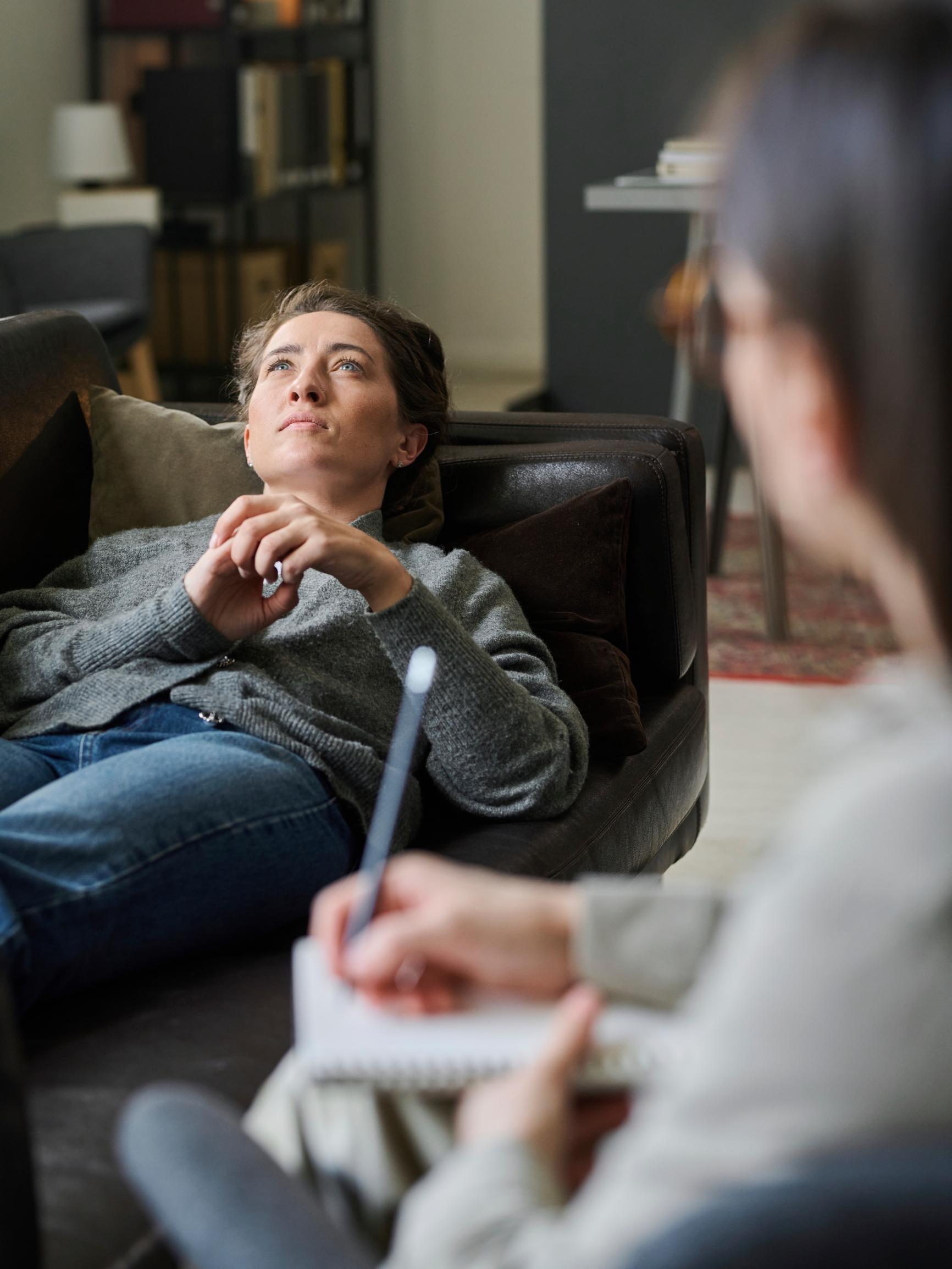 Masennusta hoidetaan nyt uudenlaisilla lääkkeillä – tätä keinoa käytetään, kun lääkkeet ja terapia eivät auta