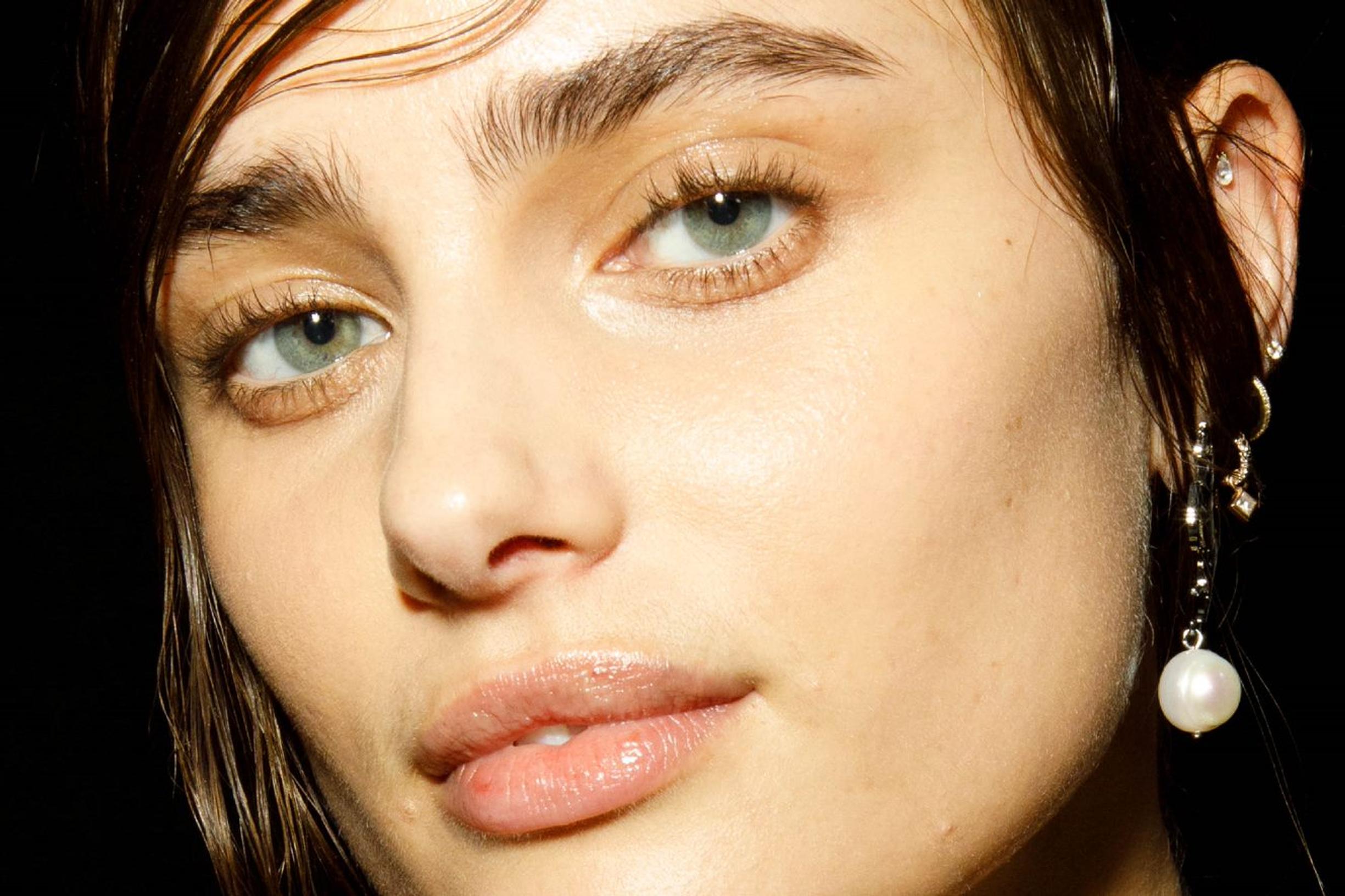 Pääseekö silmärypyistä eroon ilman kirurginveistä? Kauneustoimittaja testasi hoidon, jonka luvataan toimivan kuin ihon oma personal trainer